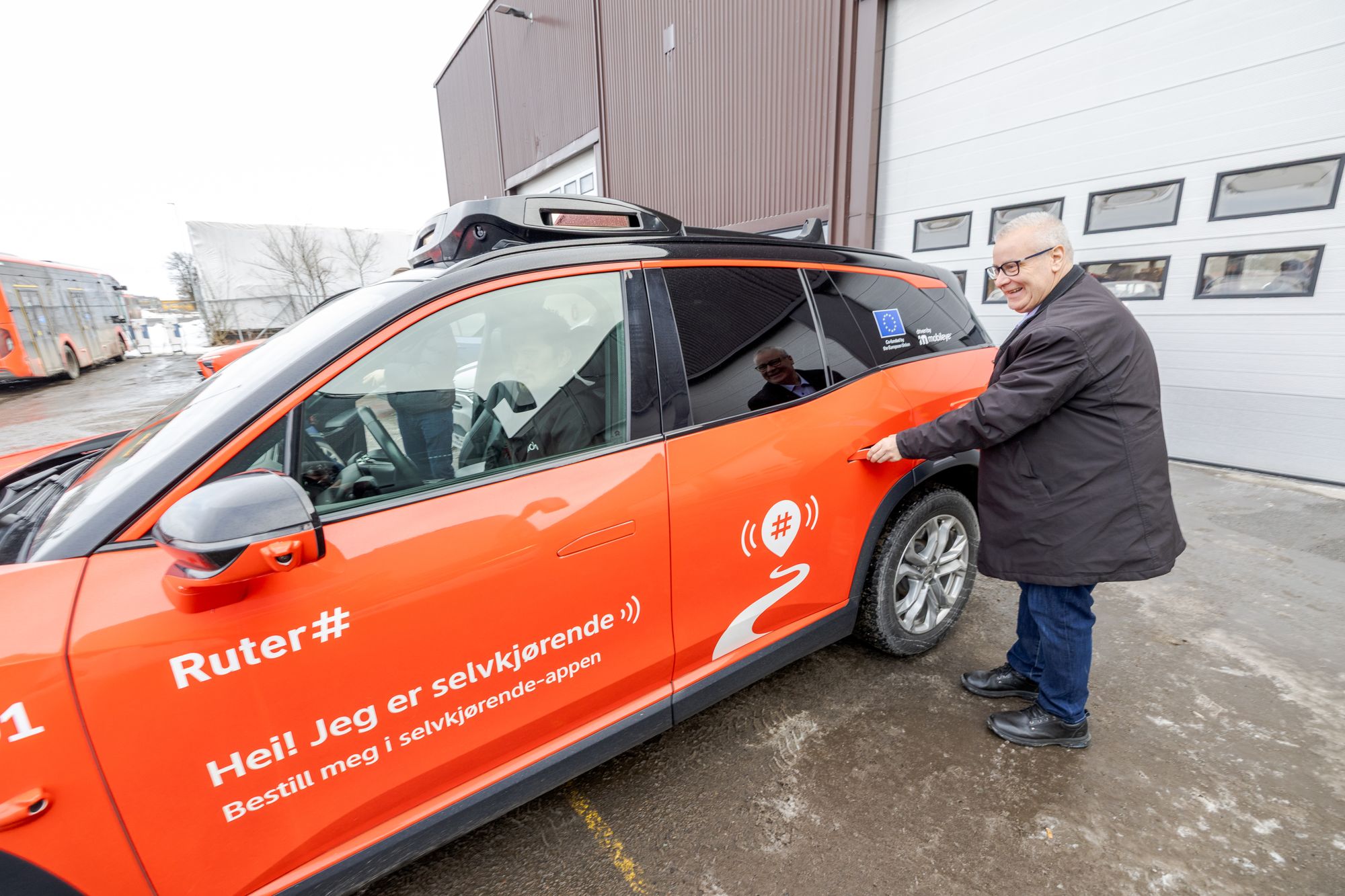 Ruter tester selvkjørende biler som del av kollektivtransport. Her er passasjeren Bård Hoksrud (Frp).