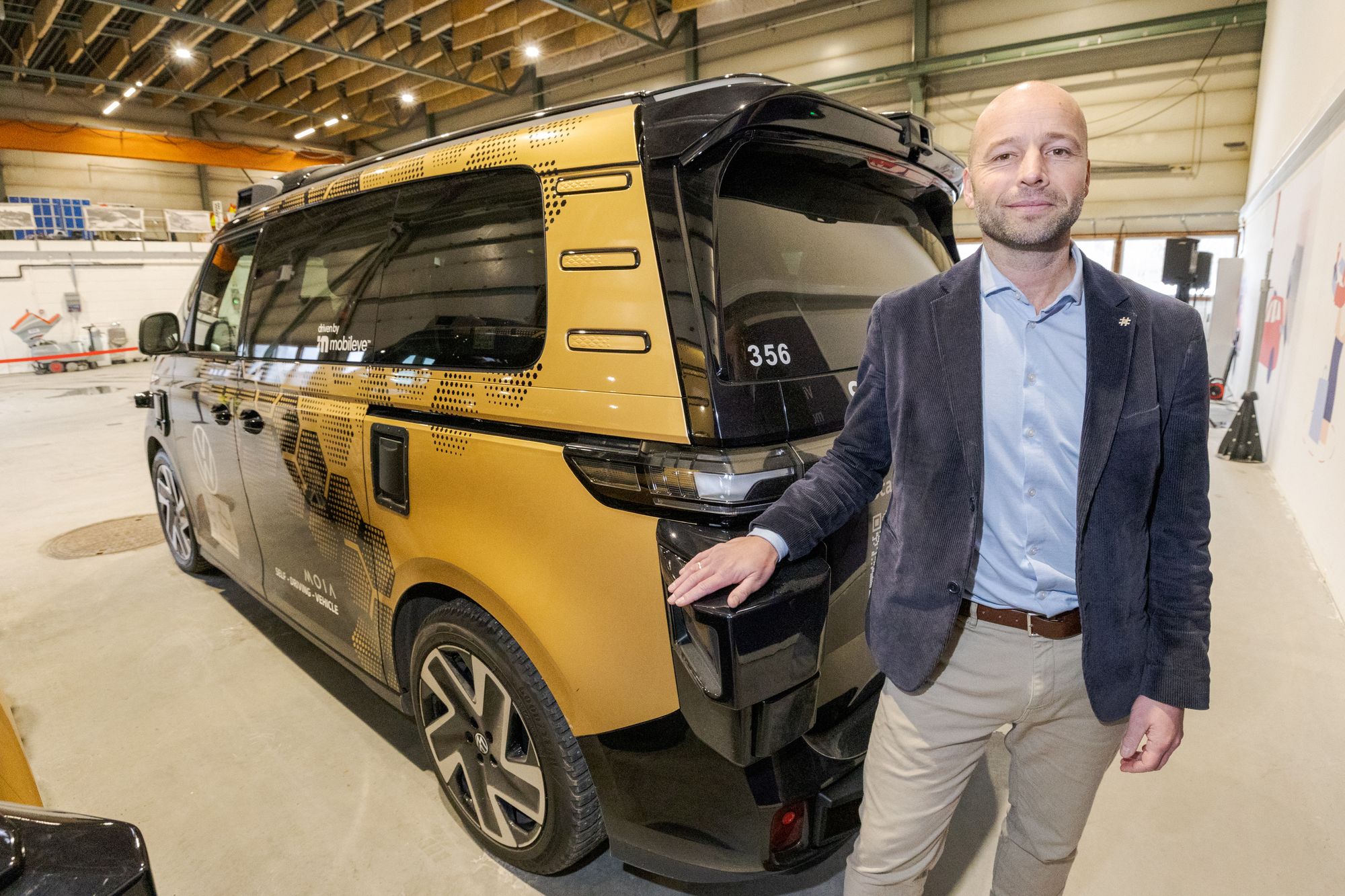 Tid for selfie for komitéleder Bård Hoksrud (FrP). Merk at Volkswagens testmodell har tyske skilter. Ruters versjon kan nok se litt annerledes ut