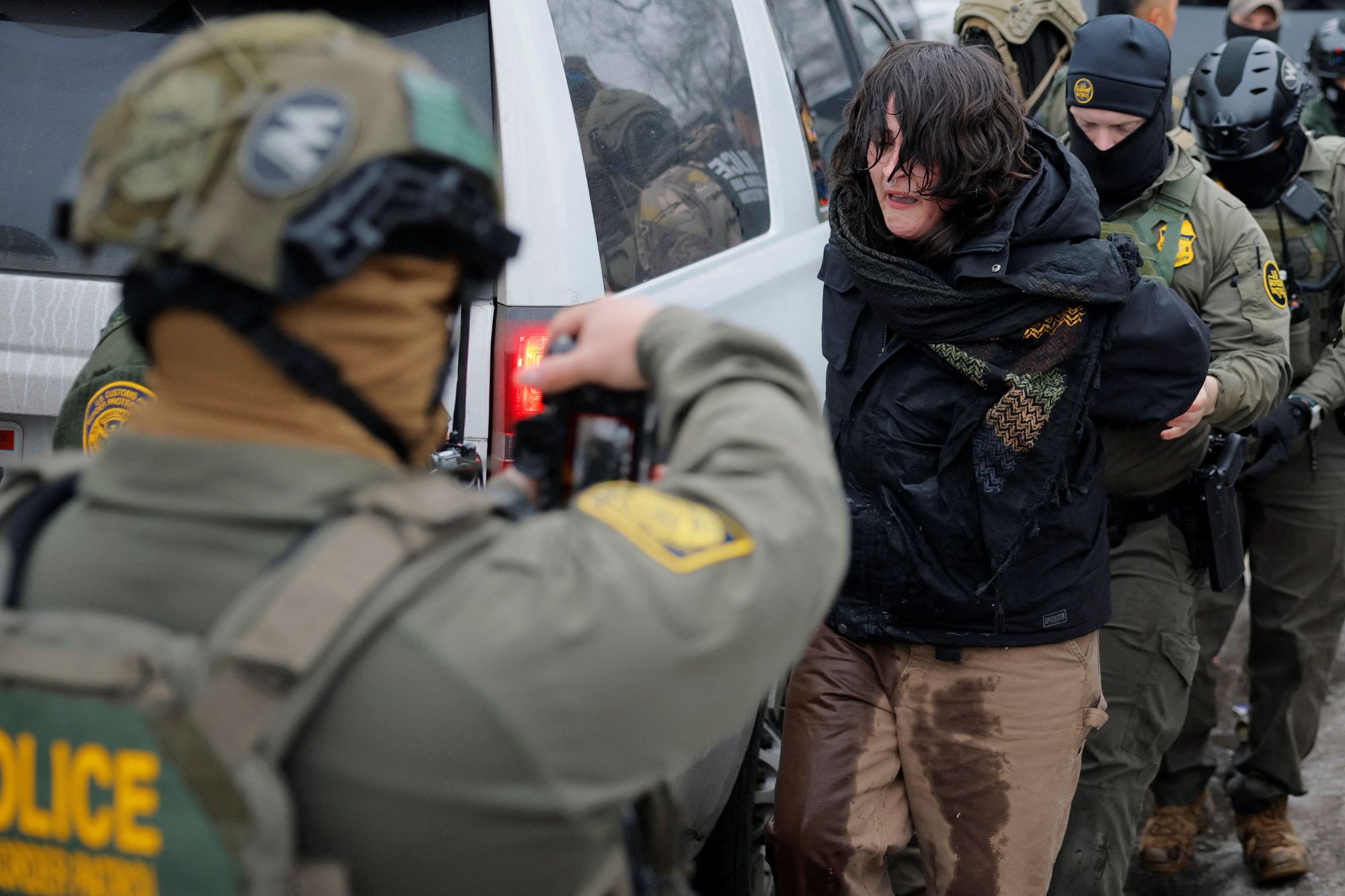 ICEs målutvelgelse ser ut til å basere seg på massiv oppsoping av datapunkter fra sosiale medier, dingser og offentlige registre. Her tar en ICE-agent bilde av en demonstrant i Minneapolis. 