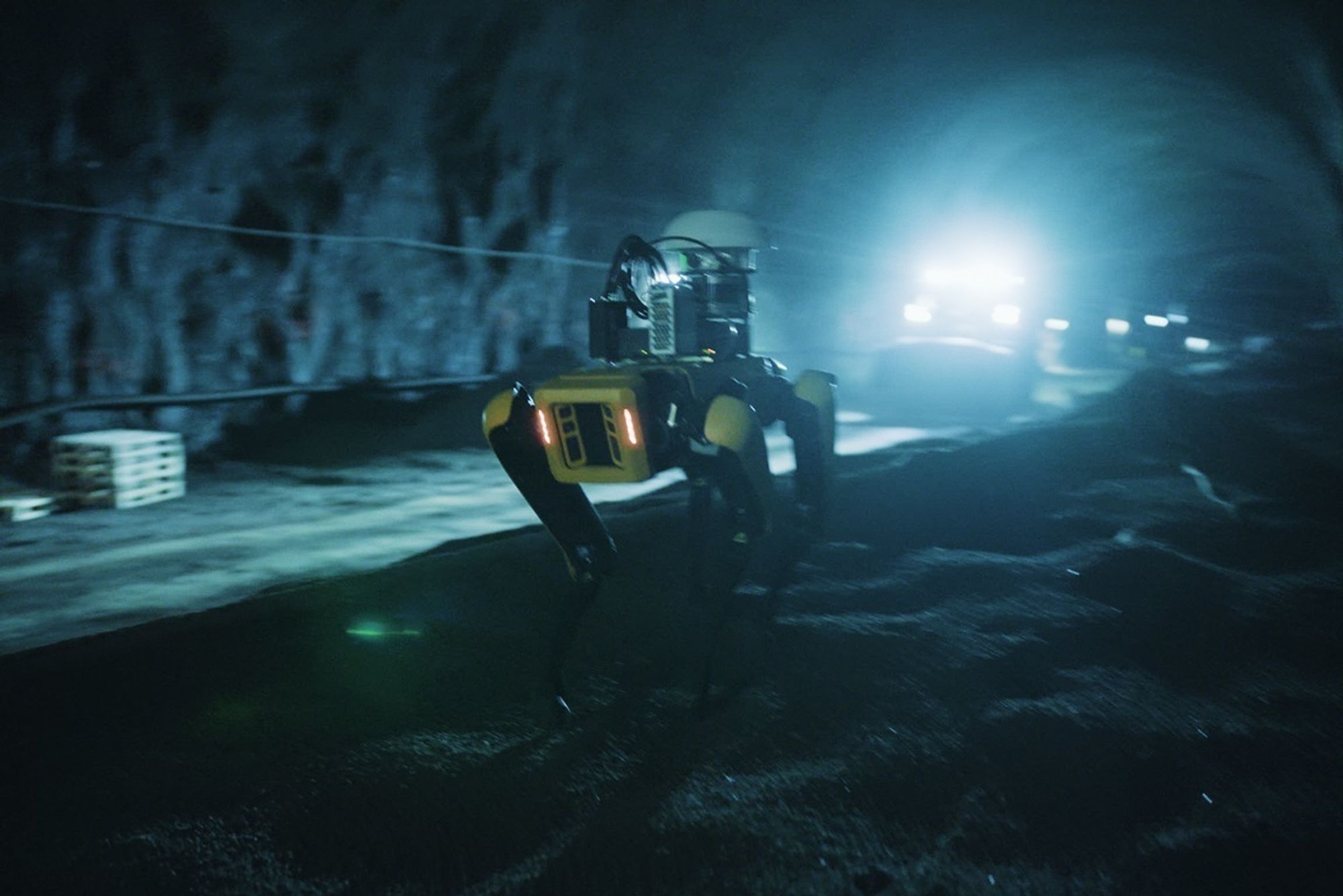 Ved hjelp av mobile basestasjoner inne i og utenfor tunellen kunne man både sende inn robothund for å inspisere en nysprengt tunnel, og styre en hjullaster til å laste opp masser for utkjøring i Telia, Hive Autonomy og Veidekkes test av 5G Standalone. Nå har Telia Norge slått på teknologien i hele mobilnettet sitt.