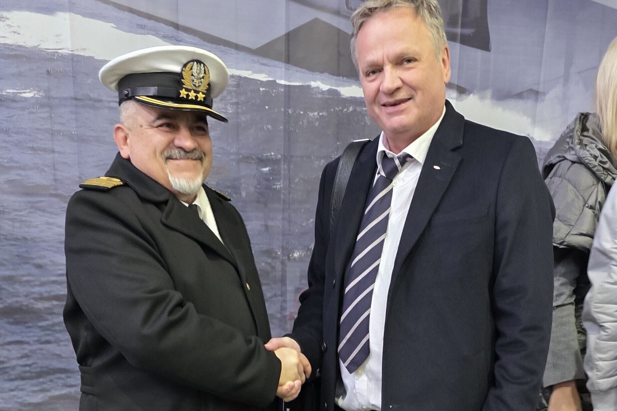 Piotr Skóra (t. v.) er sjef for maritim teknologi i polsk marine, her sammen med Hallvard Slettvoll, som er daglig leder og eier i Stadt Group.