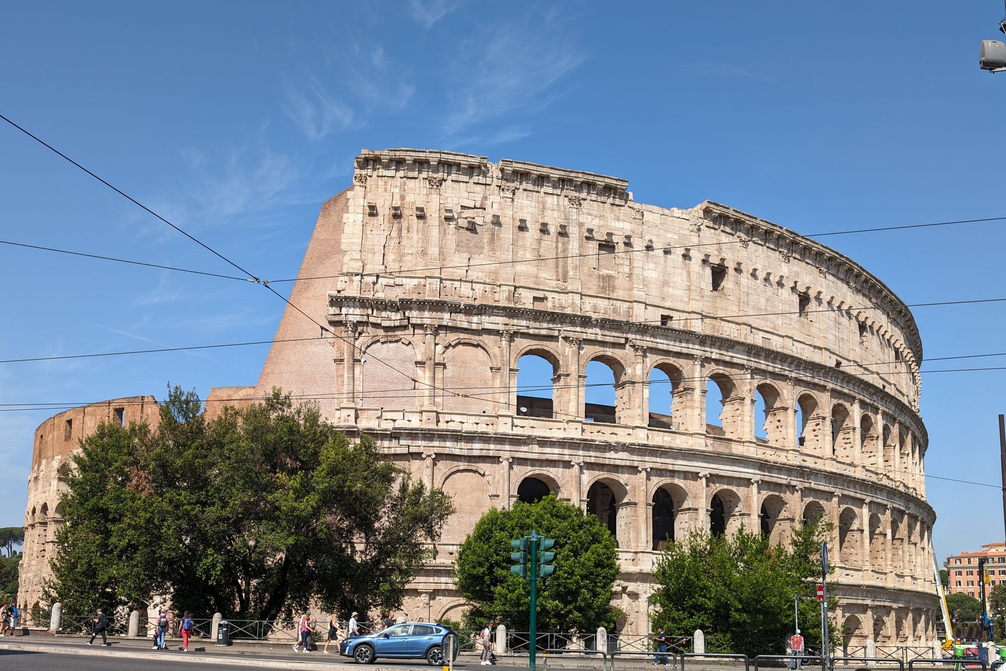 Romerne brukte en form for selvhelende sement. De visste nok ikke hvorfor det fungerte så bra, men byggene de reiste står fremdeles i dag. Nå har forskere sett nøye på andre typer selvhelende materialer for å tilpasse dem til mange typer bruk.