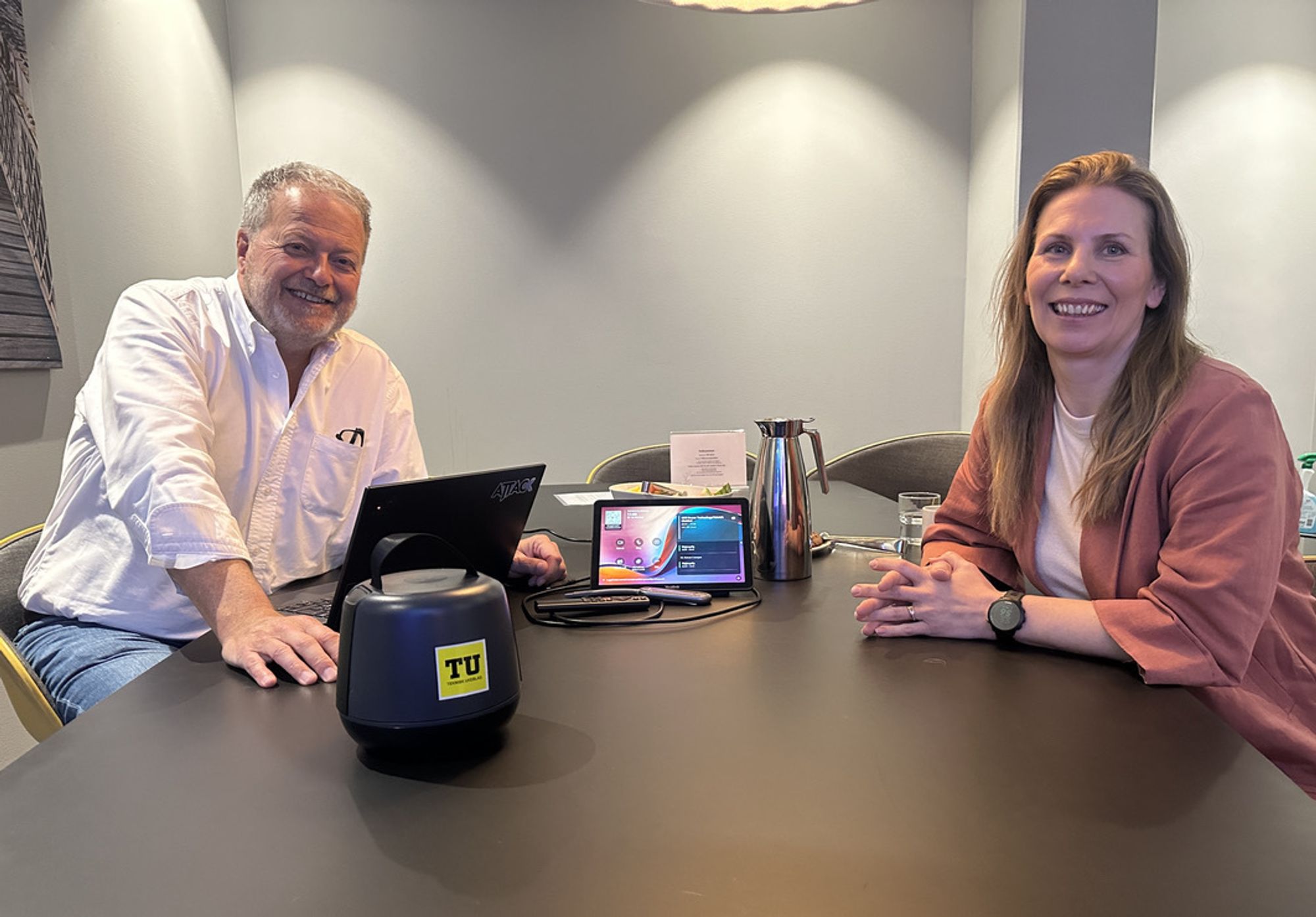 Bjørg Mathisen Døving leder Reach Subseas etablering av en ubemannet flåte av offshoreskip. Her er hun sammen med TUs podkastvert Jan Moberg.