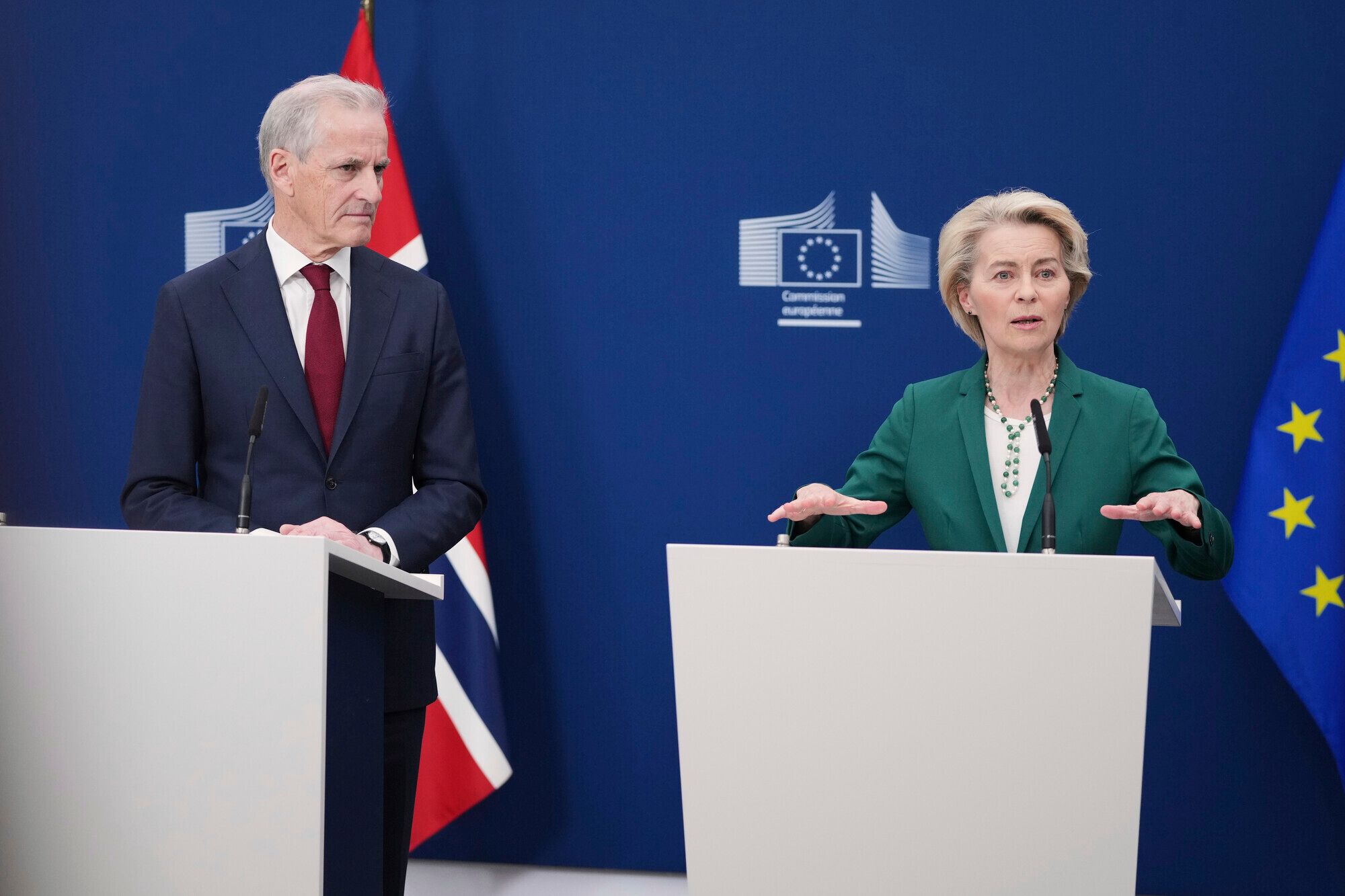 Statsminister Jonas Gahr Støre sier han har fått forsikringer fra EU-kommisjonens leder Ursula von der Leyen om at Norge er med i EUs nye «Made in Europe»- tiltak. Her er de sammen i april i fjor.