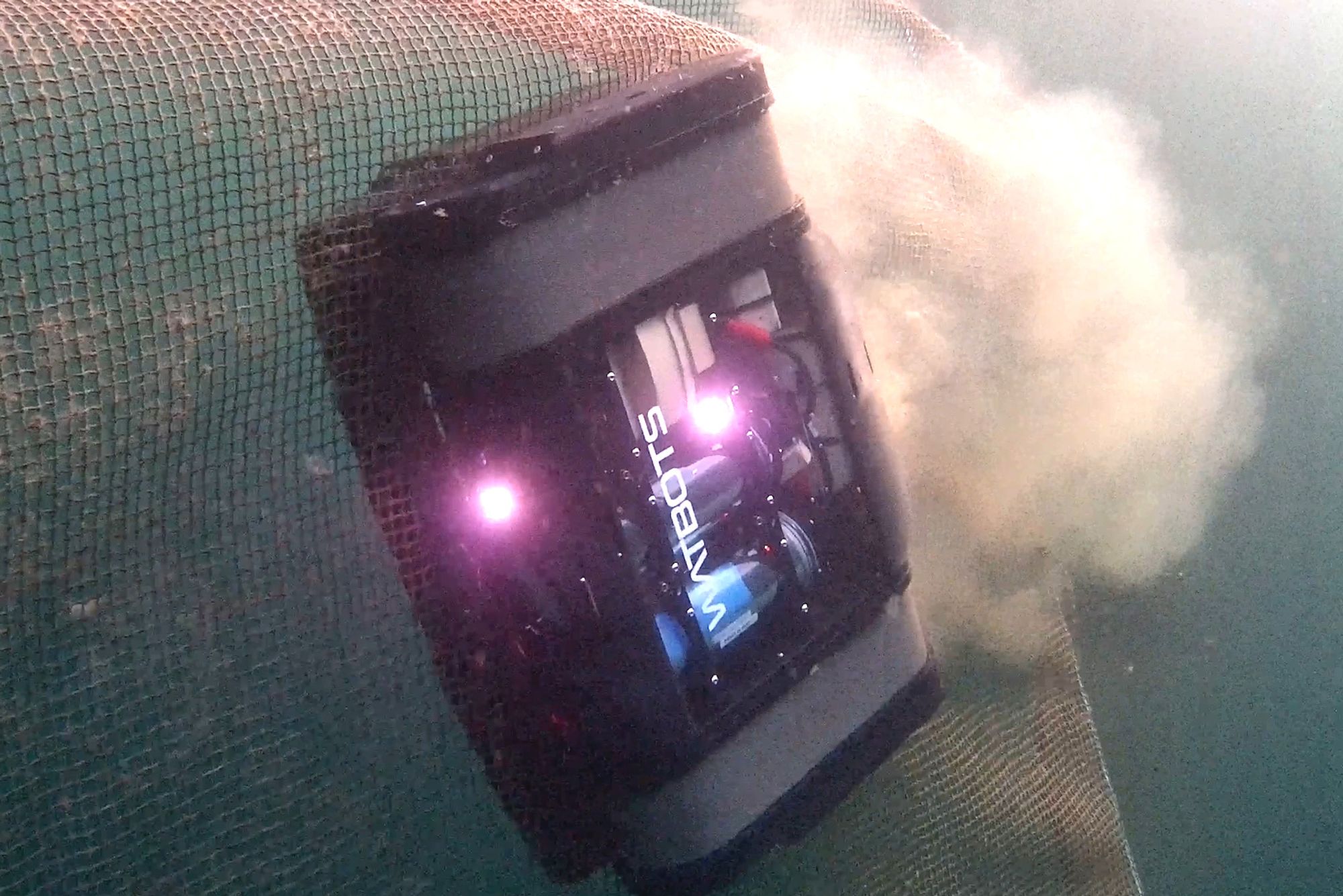 Den elektriske roboten er rimelig lett på tå der den bukter seg frem og tilbake langs merdnota.