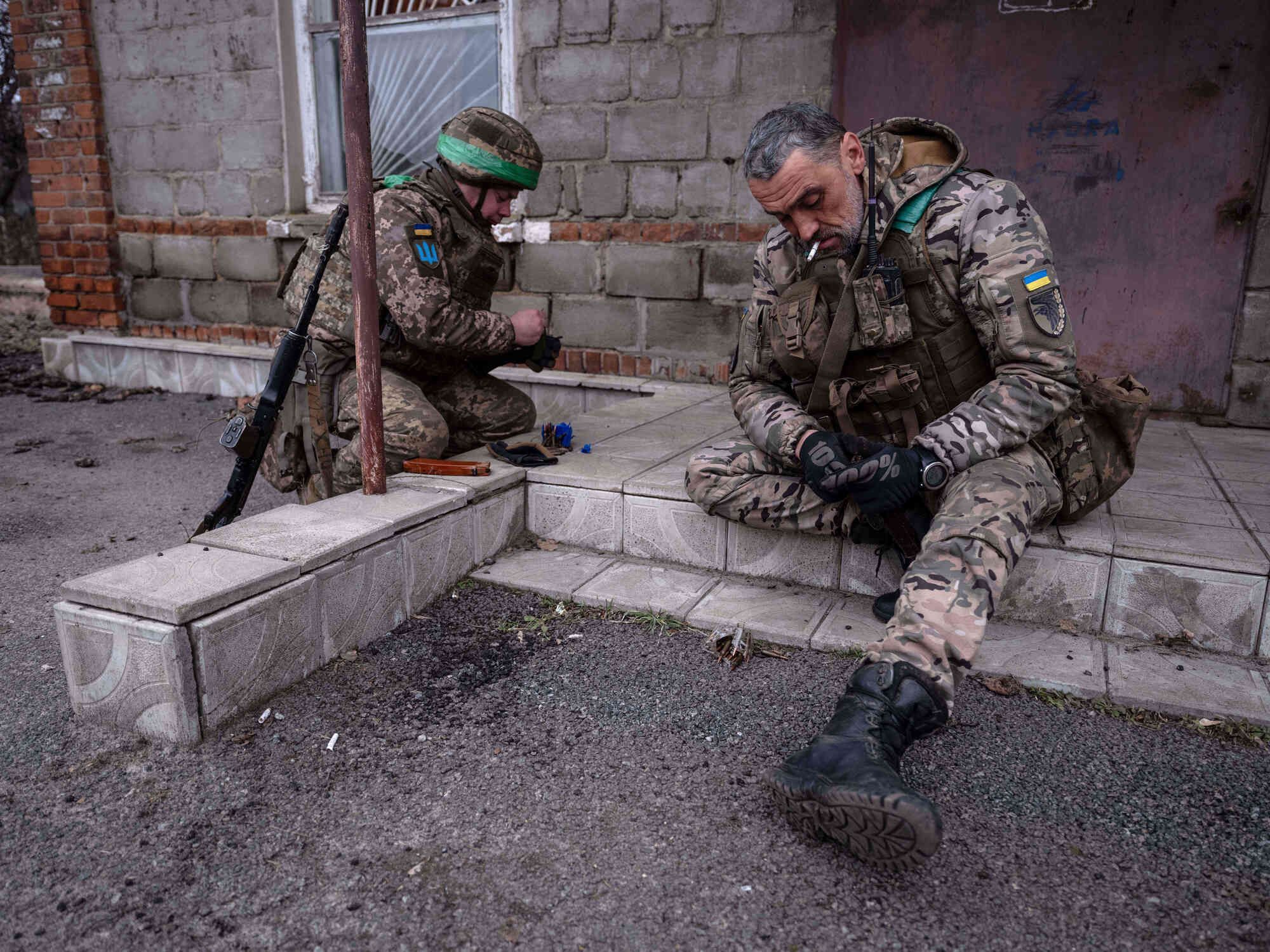 Ukrainerne har det tøft, men ser ut til å være villige til å stå lenge i krigen. Her to soldater som hviler ut før nye kamphandlinger i Donetsk-regionen. 