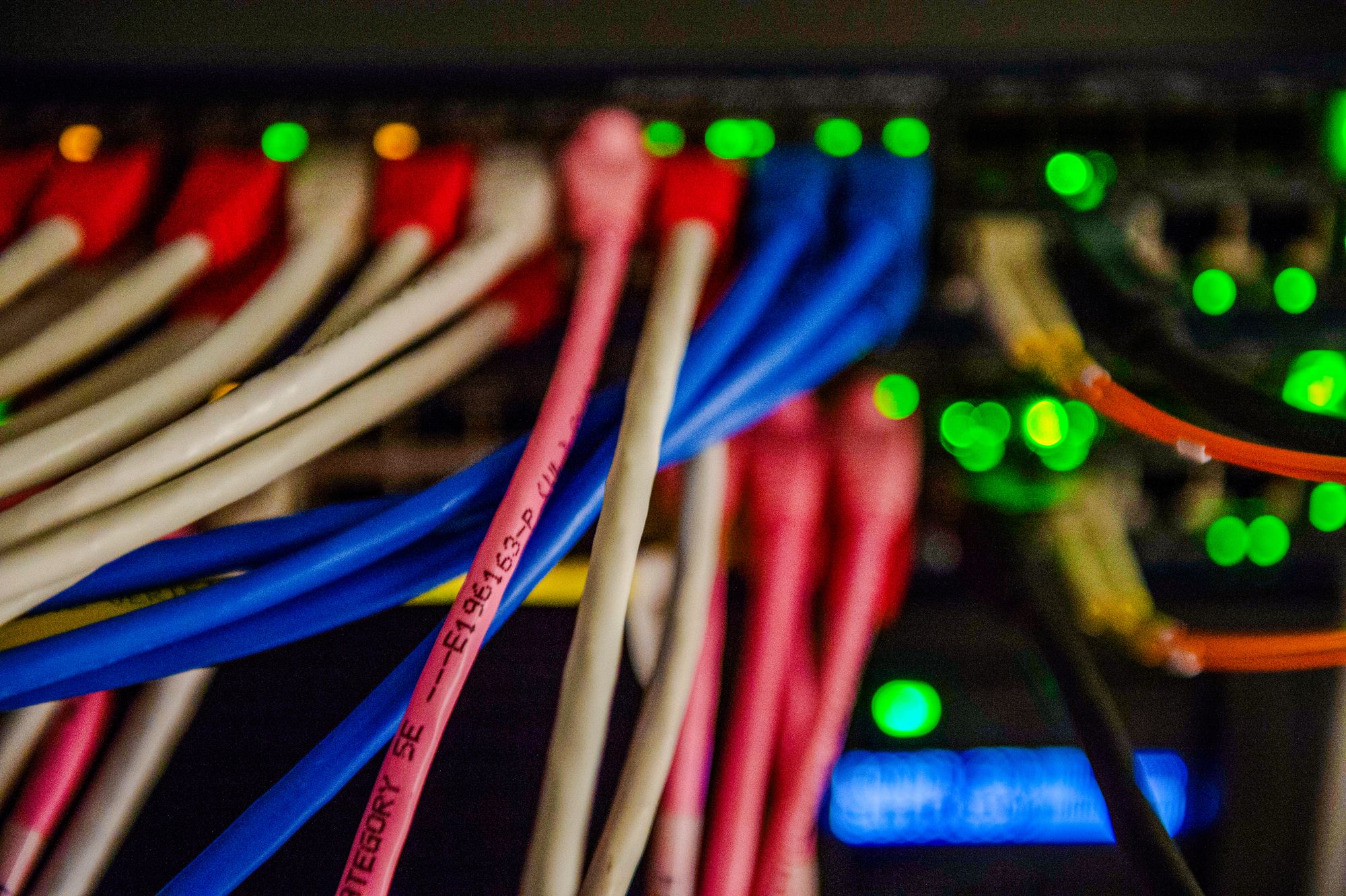 Flere av de 17 datasentrene skårer høyt på sikkerhetskultur, men ligger dårligere an når det gjelder sikkerhetsoppdateringer, overvåkning og rapportering av uønskede hendelser, finner Nkom i en fersk tilsynsrapport.