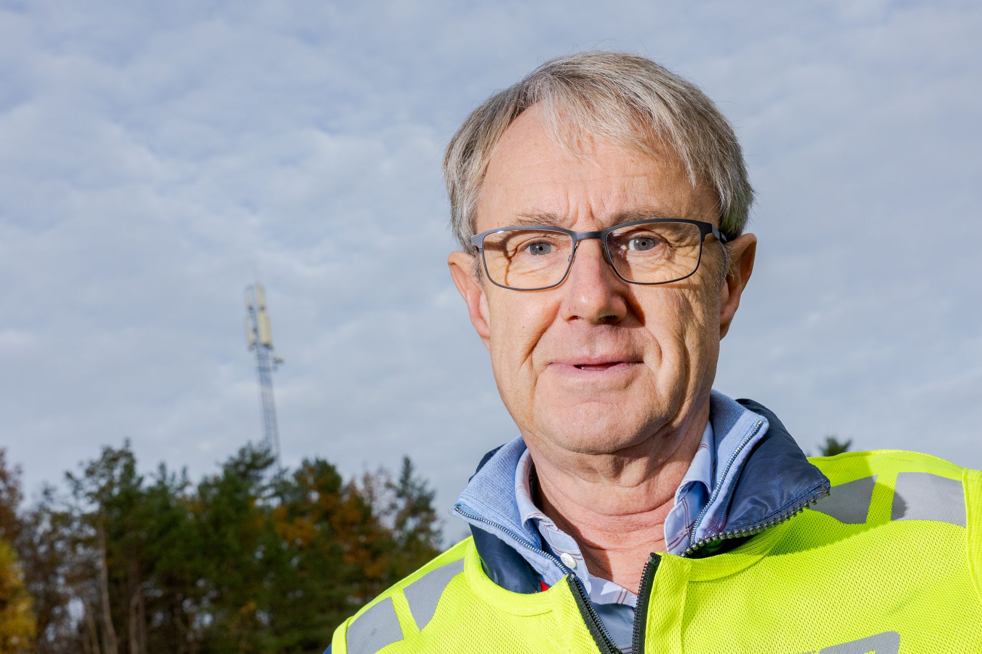 Dekningsdirektør Bjørn Amundsen i Telenor Norge forteller at Telenor bruker signaler fra satellitt til å få opp basestasjoner som ble slått ut av et sjøkabelbrudd i vest-Finnmark lørdag.