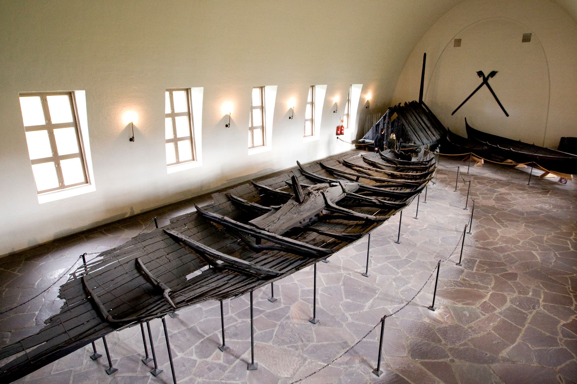 Slik har Tuneskipet stått i 100 år. Nå flyttes det over i det nye Vikingtidsmuseet.