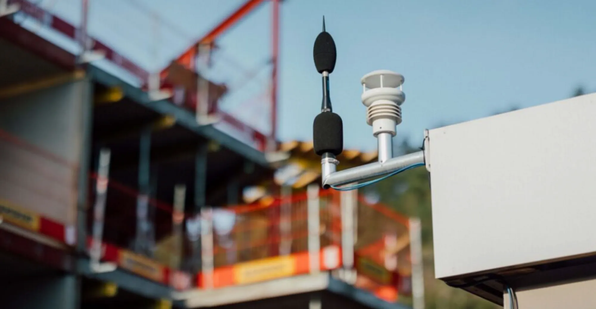 Slik ser det ut når lyden skal overvåkes på en byggeplass. 