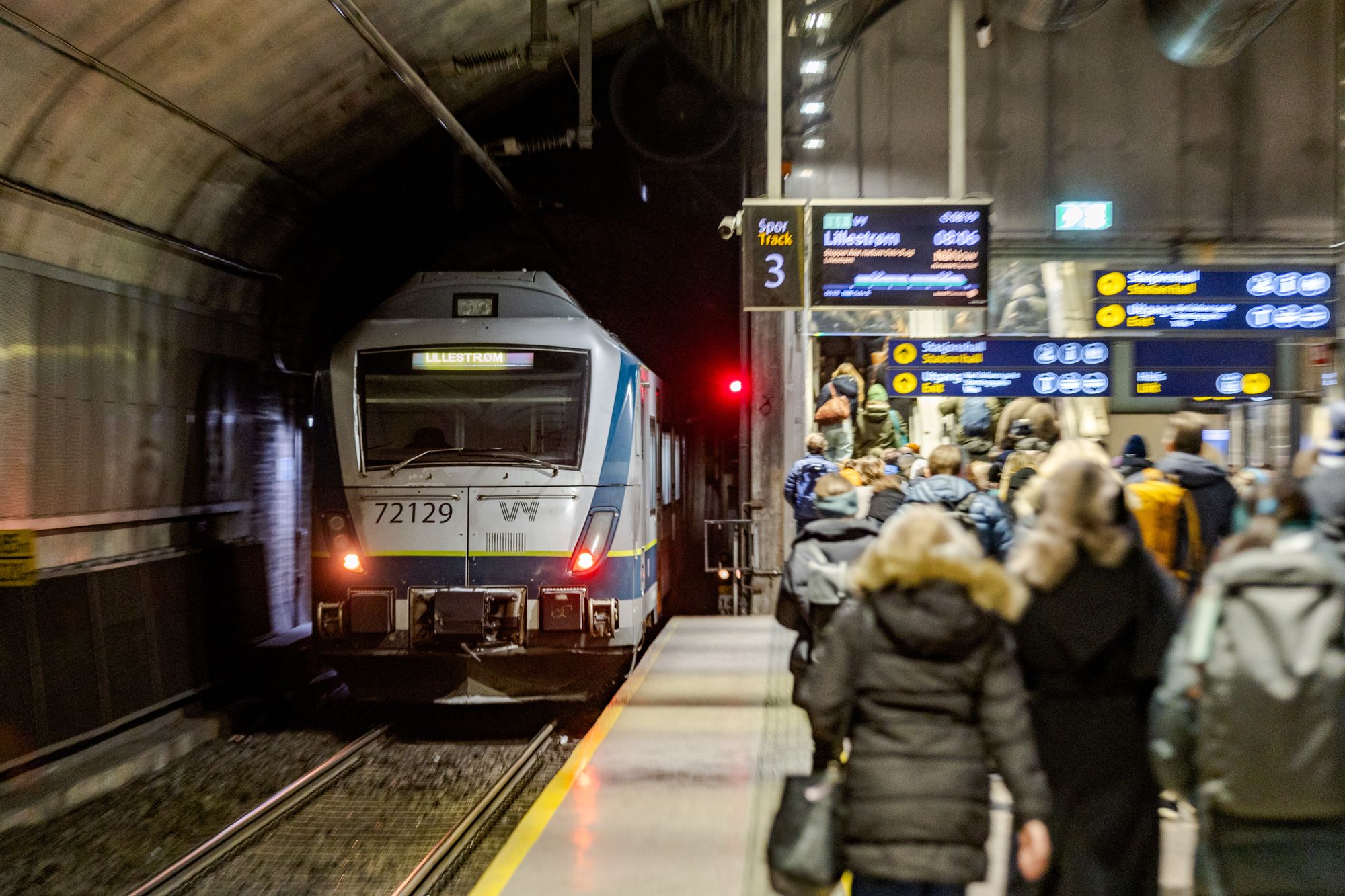Togene går tett gjennom Nationaltheatret i morgenrushet.