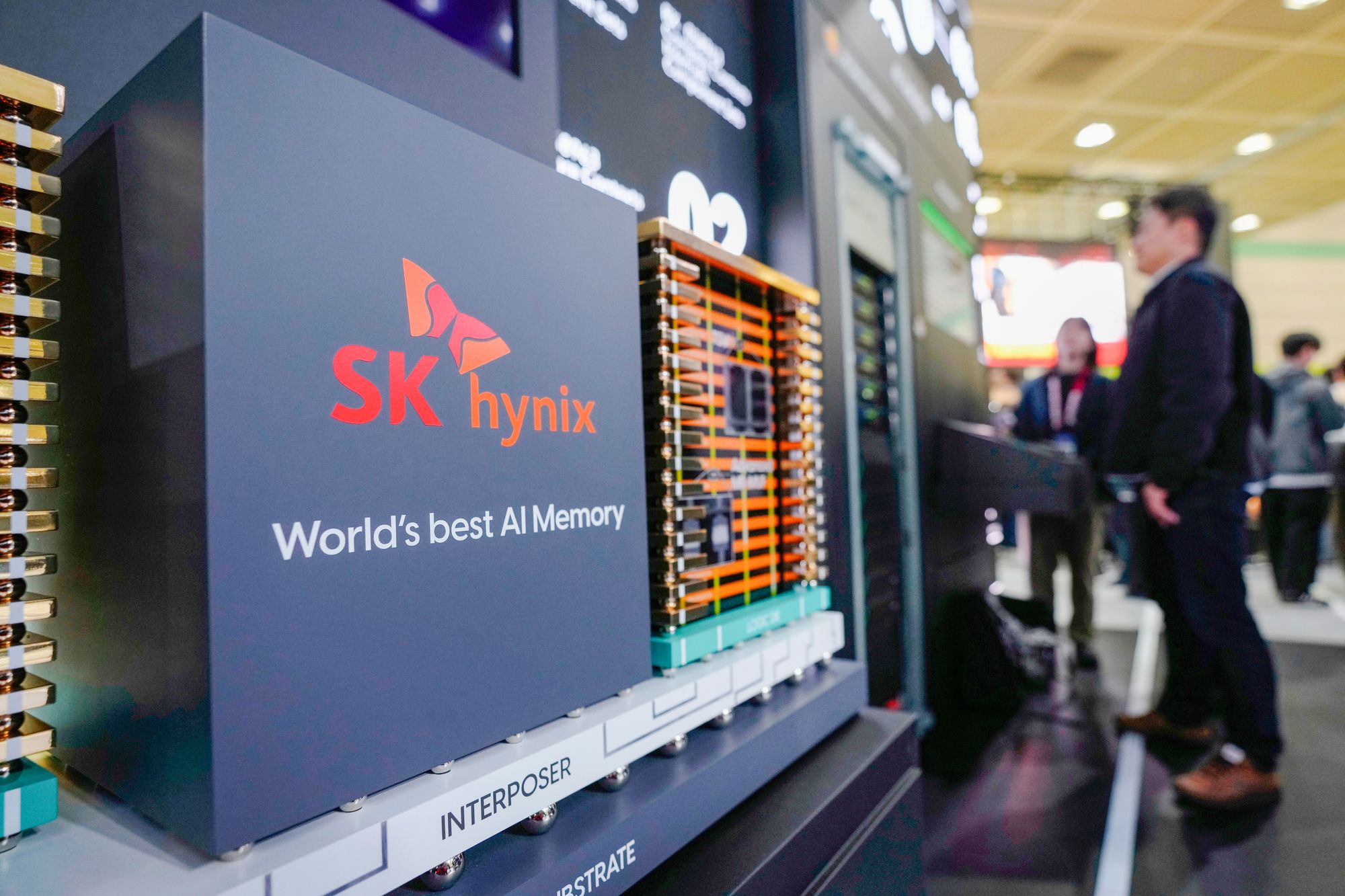 En modell av SK Hynix' minneteknologi vises fram under World IT Show i Seoul i april 2025. Minne har blir mye dyrere det siste året.