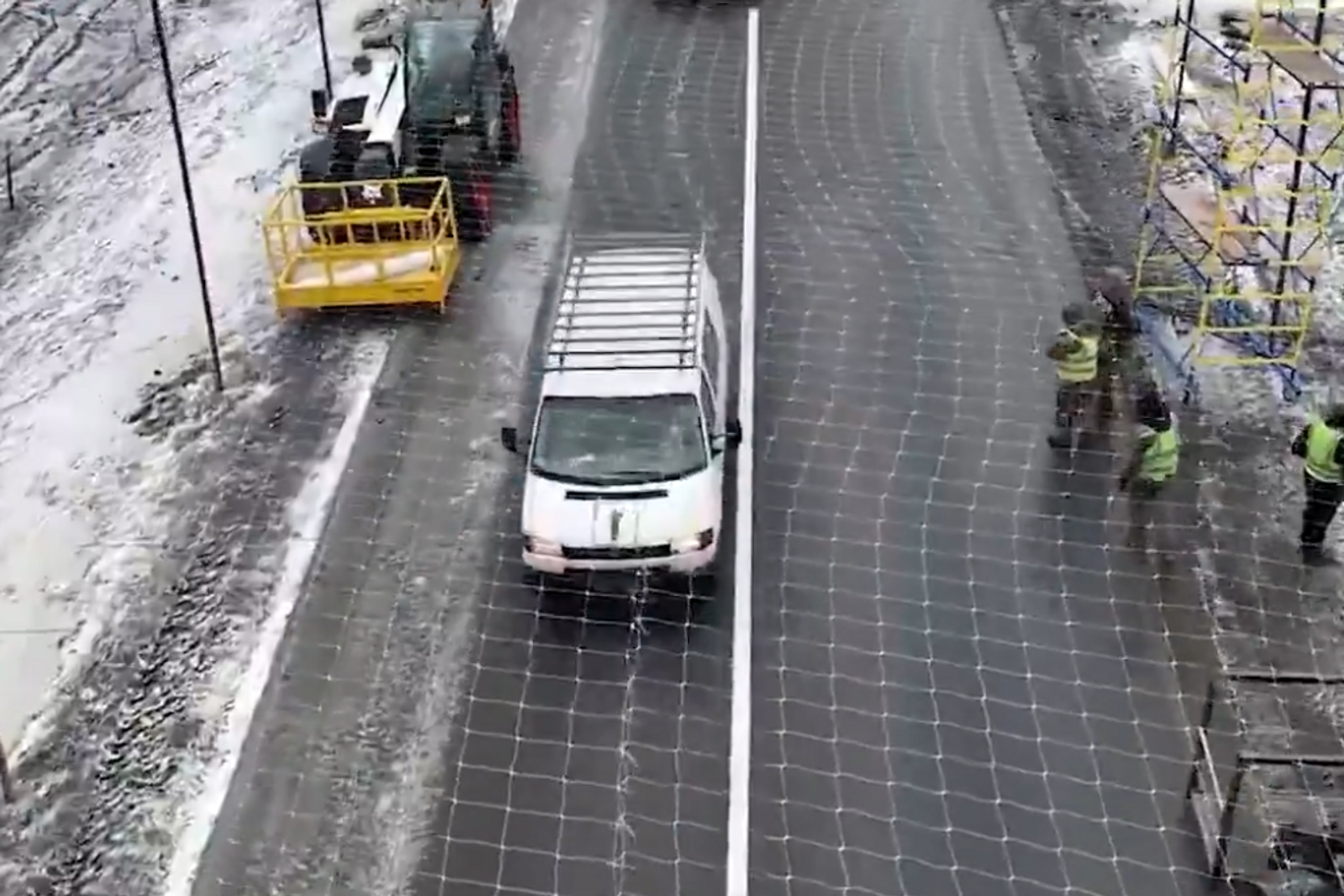 Montering av anti-dronenett over en vei i Ukraina.