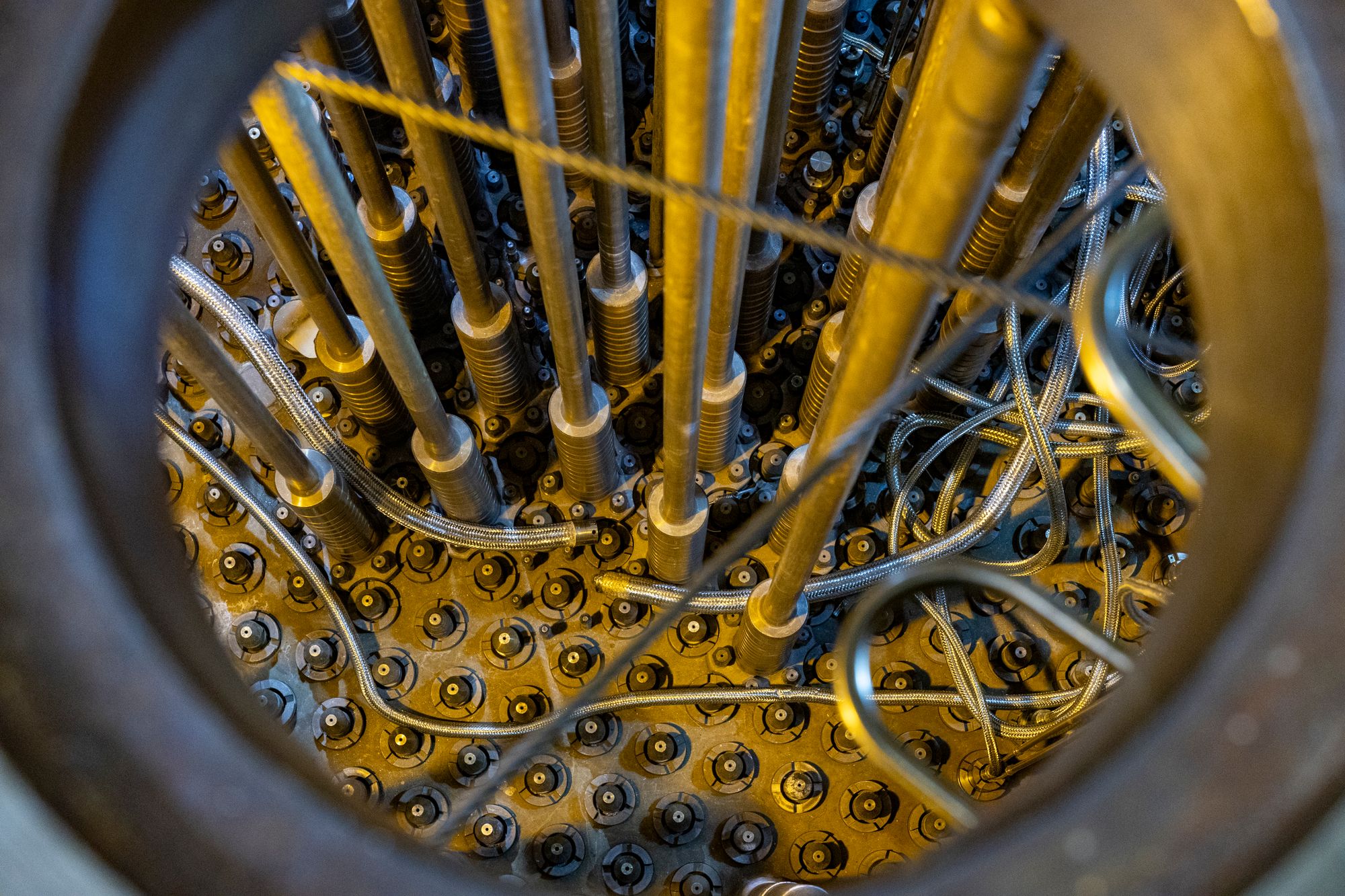 nne i fjellet ligger atomreaktoren i Halden. Bildet viser røropplegget over brenselstavene som ligger i tungtvann under lokket vi ser i bunn.