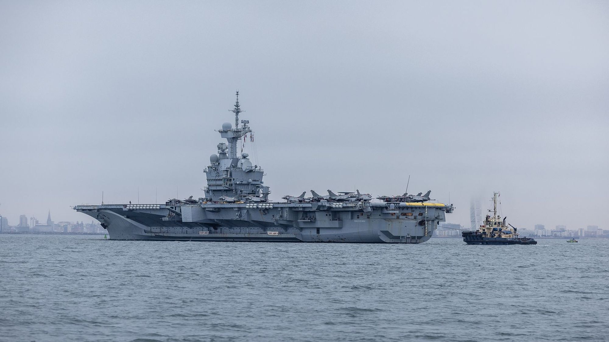 Hangarskipet Charles de Gaulle på vei inn mot Malmö onsdag. En drone skal ha blitt avskjært 13 kilometer fra skipet, og Sverige mistenker at den kom fra et russisk militærskip.
