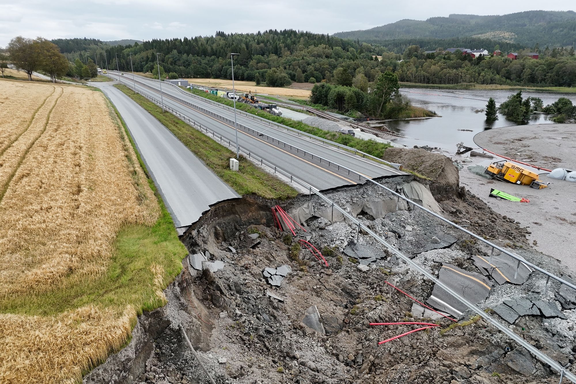 De siste tiårene har det gått flere kvikkleireras, her fra raset ved Nesvatnet i Levanger, som tok med seg vei, jernbane og kabler. Noe av håpet med forskningen er å kunne varsle ras, selv om akkurat kvikkleireras er vanskelig å forutse.