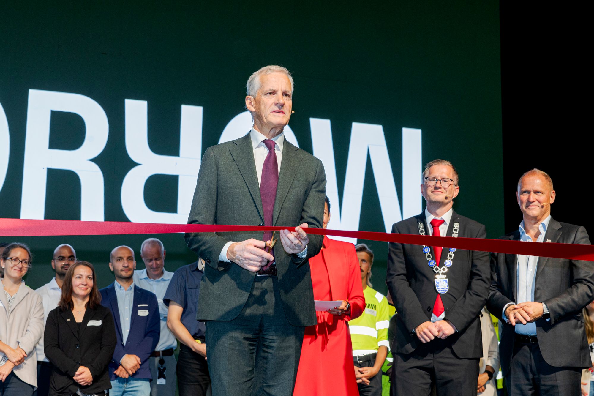 Dronebilde av Morrows batterifabrikk i Arendal som ble åpnet med brask og bram i august 2024 som den første i Norge for kommersiell batteriproduksjon.