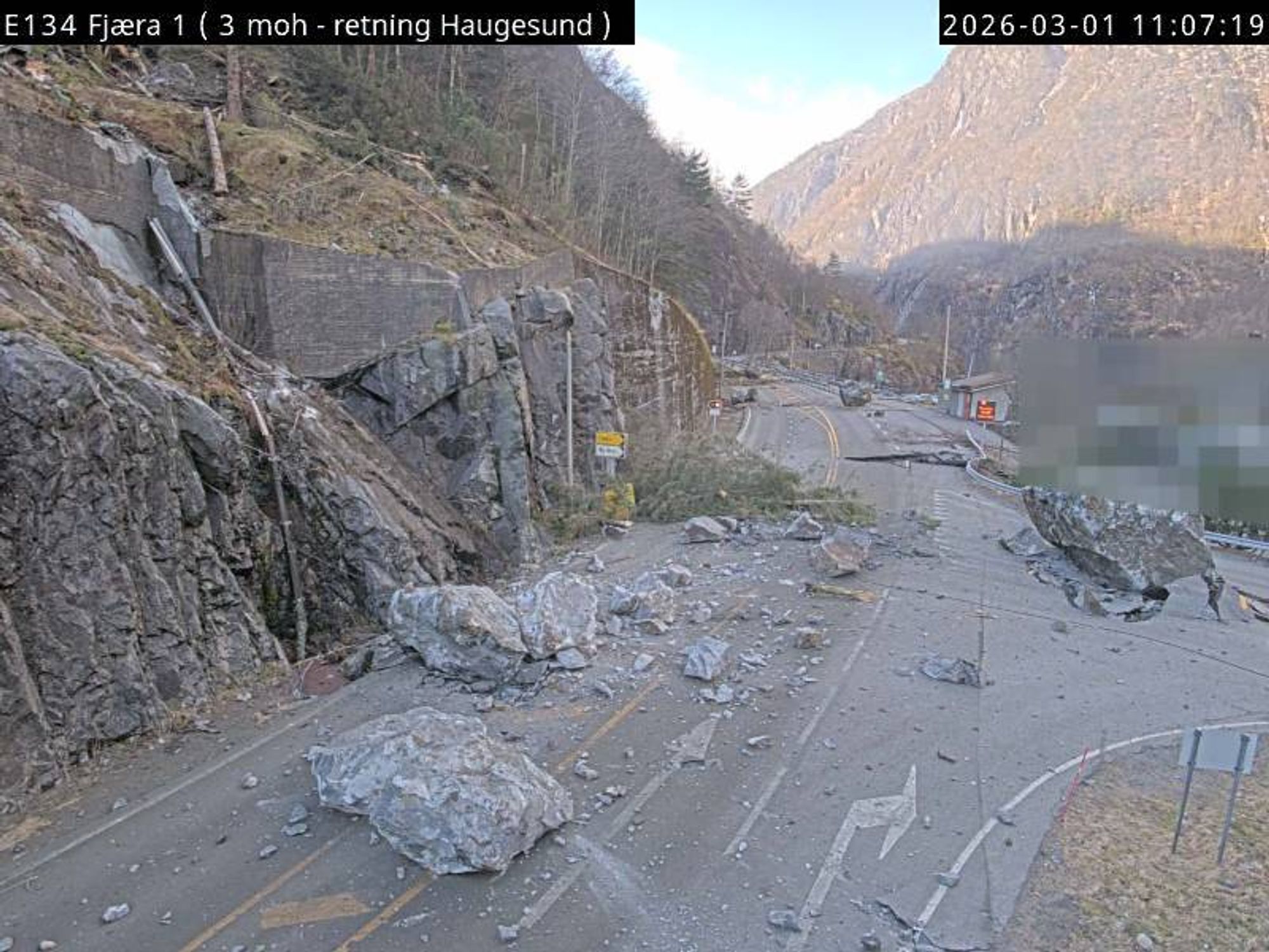 Steinras på E134 Haukelivegen ved Fjæra. Her med bilde i retning Haugesund.