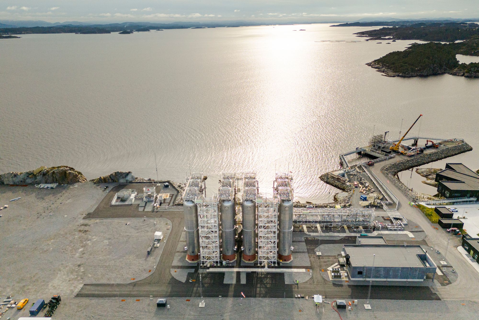 Når kostnader for utslippsreduksjoner sammenlignes, kommer normalt karbonfangst og -lagring (CCS) godt ut, skriver Offshore Norge. Bildet viser anlegget i Øygarden, hvor flytende CO2 fraktes ut til Northern Lights-lageret.