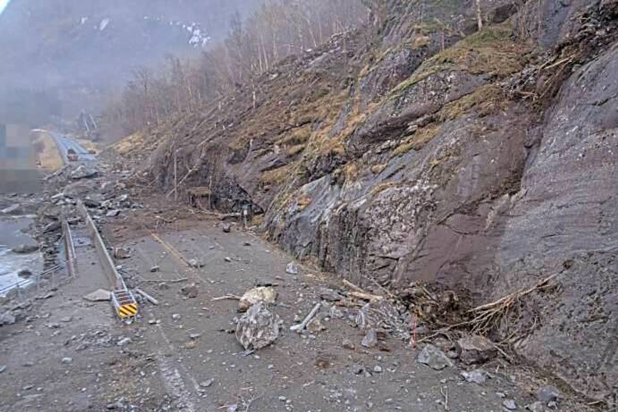 Søndag morgen gikk det et stort steinras på E134 Haukelivegen like ved Fjæra. 