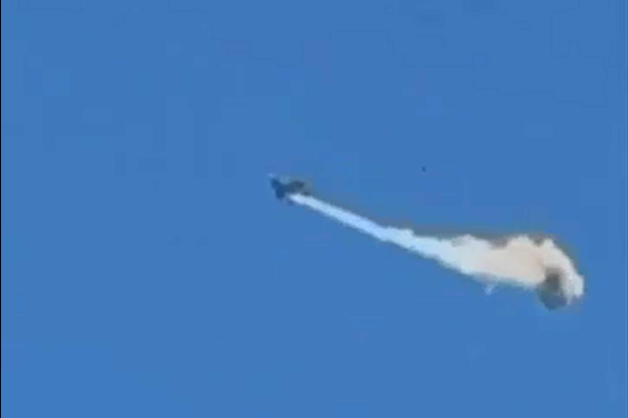 Utsnitt fra en video som skal vise et F-15E-kampfly som styrter i Kuwait 2. mars 2026.