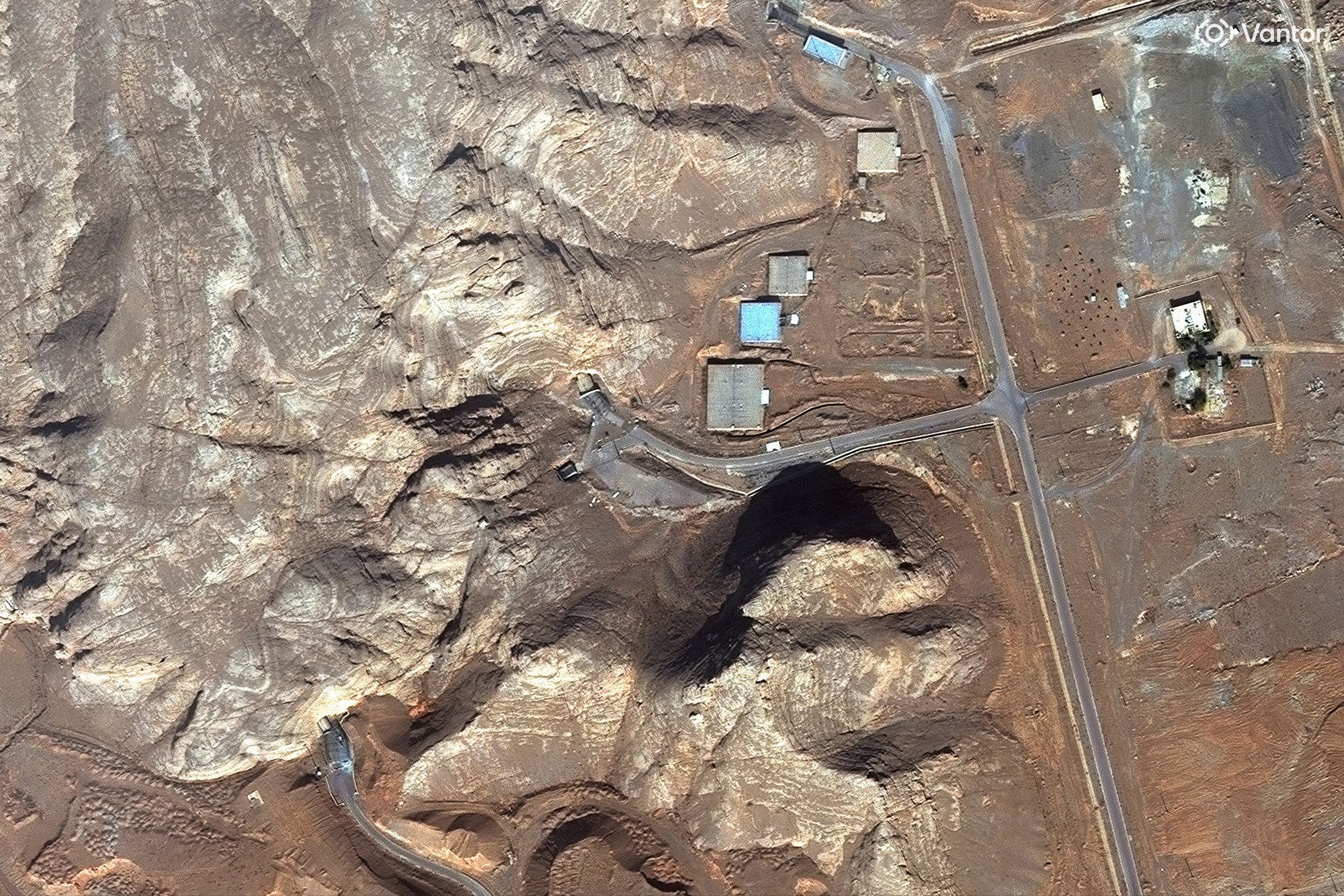 Et satellittbilde viser ubegravde tunnelinnganger ved Isfahan atomkraftverk fra 11. november 2024. Det er i dette området Iran har sitt største anlegg for anriking av uran og som fikk store ødeleggelser under krigen i juni i fjor.