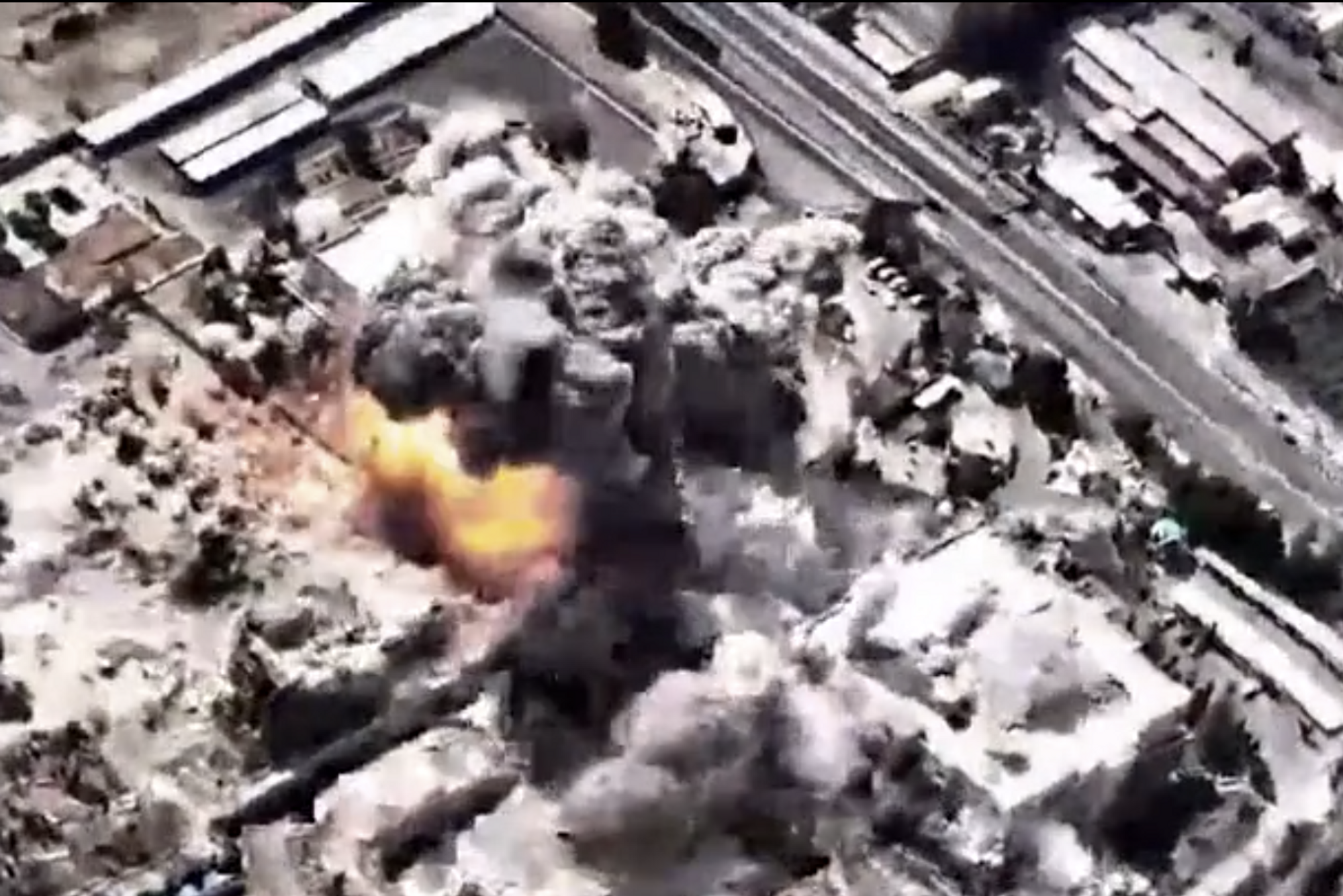 Eksplosjoner ved et hovedkvarteret i Teheran mens det ble angrepet av missiler fra israelske kampfly 28. februar 2026.