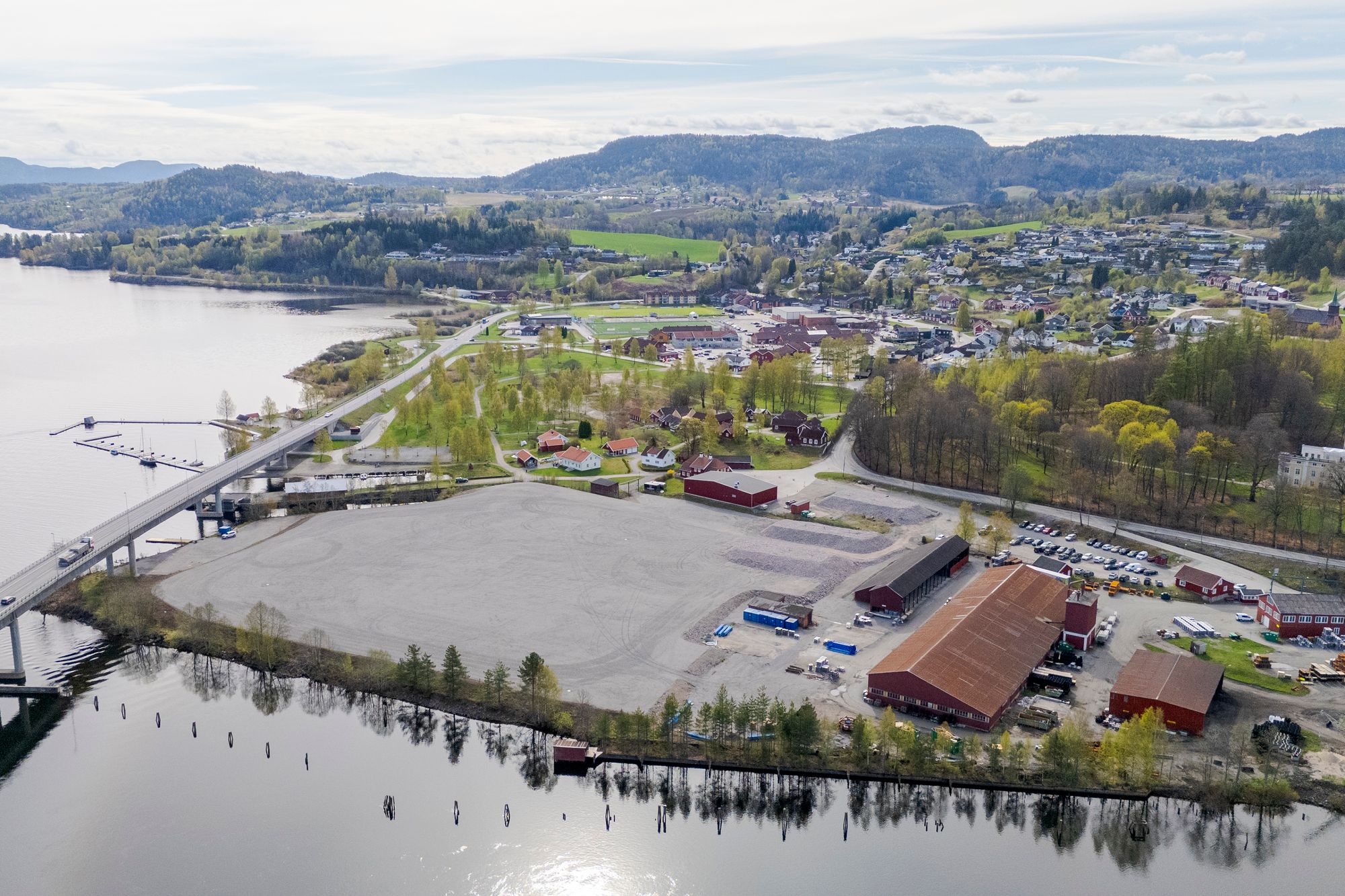 Ulefoss og Fensfeltet i bakgrunnen. Tompten for den planlagte pilotfabrikken til REN i forgrunnen.
