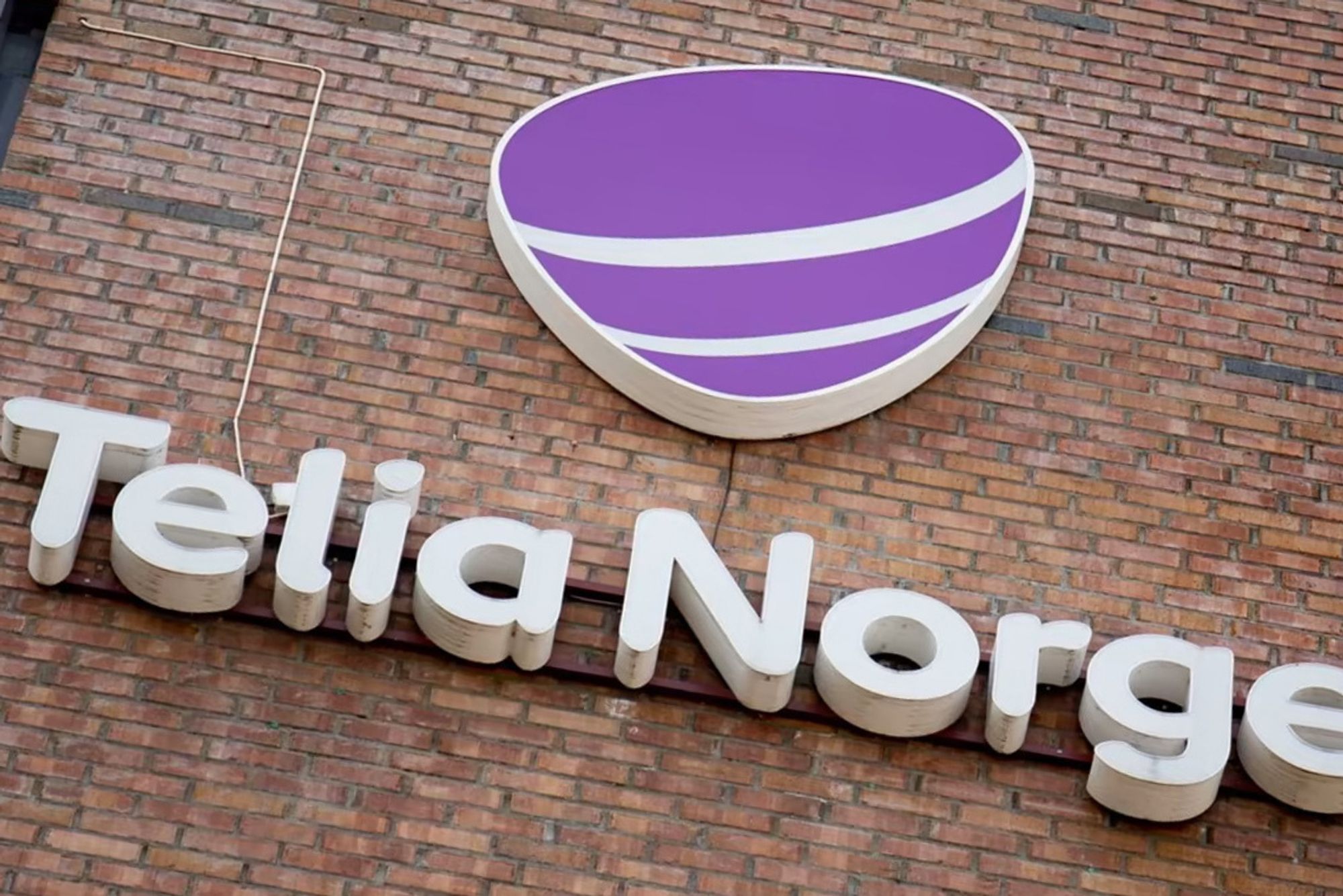 Nkom varsler tilsyn med Telia etter at en feil som gjorde det mulig å spore kunder ble avdekket.