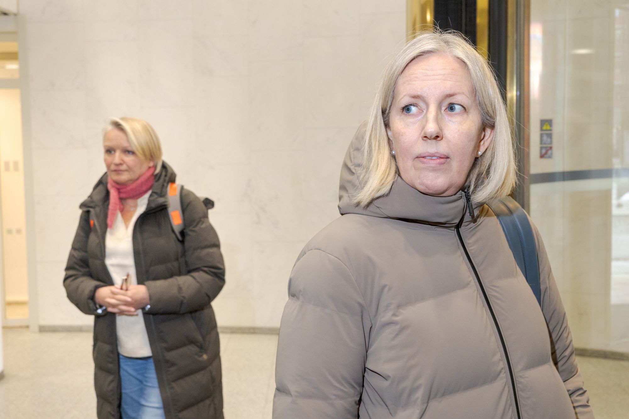 Konsernsjef Agnete Johnsgaard-Lewis og konserndirektør for utbygging Bettina Sandvin i Bane Nor på vei ut fra møtet i Samferdselsdepartementet onsdag.