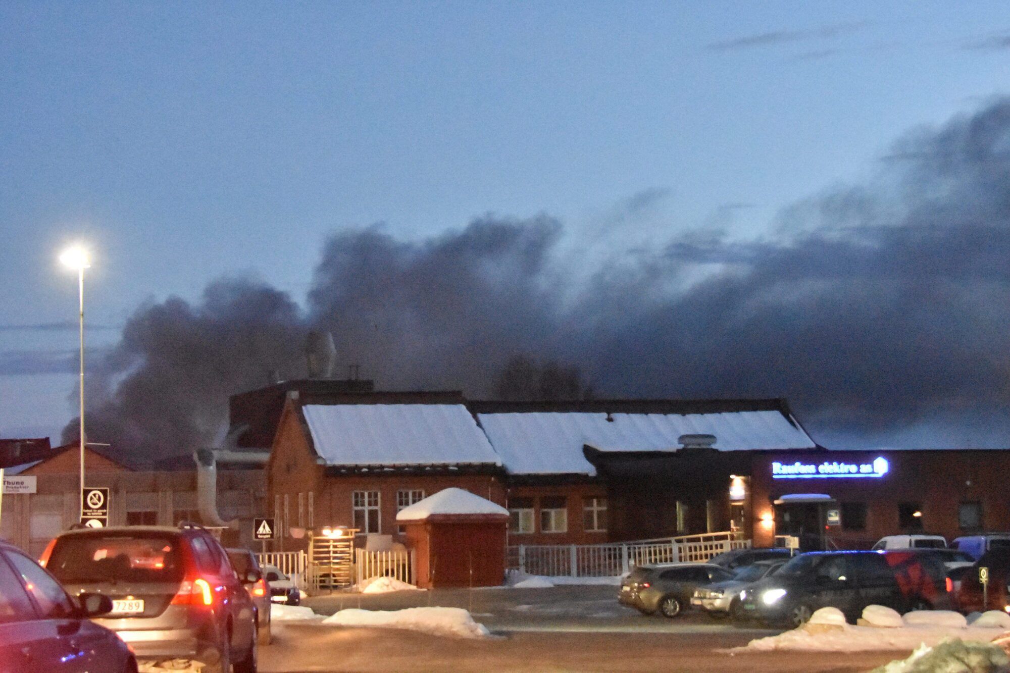 Nødetatene rykket natt til torsdag ut til en brann i et industribygg på Raufoss i Innlandet. Torsdag morgen jobbes det fortsatt med å få slukket brannen.