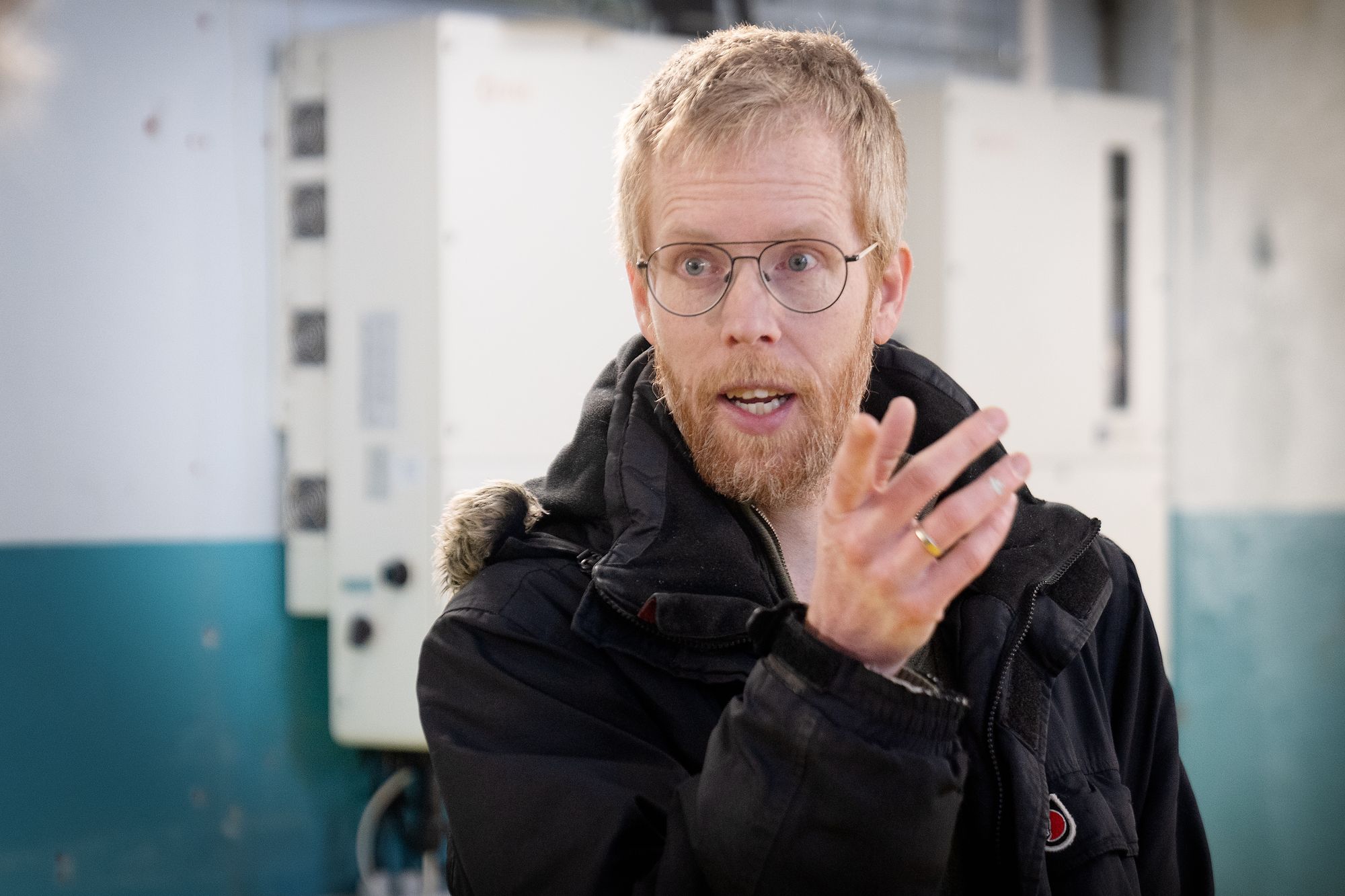 Svein Kjellemo kjøpte elbil i 2014. På hytta har han off grid-løsning med solceller.