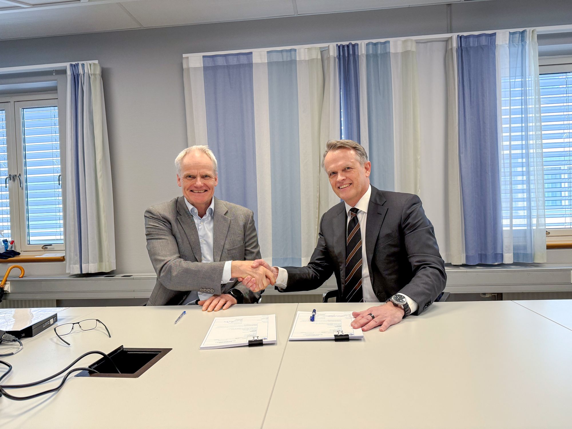 For en uke siden signerte Forsvarsmateriells direktør for IKT-kapasiteter, Eiliv Ofigsbø (t.v.), og Northcoms administrerende direktør Bjørn Windfelt en rammeavtale om levering av kommunikasjonsutstyr til Forsvaret. Ti dager før avtalen var i boks, ble Forsvarsmateriell (FMA) felt for ulovlig kjøp av radioer fra selskapet.