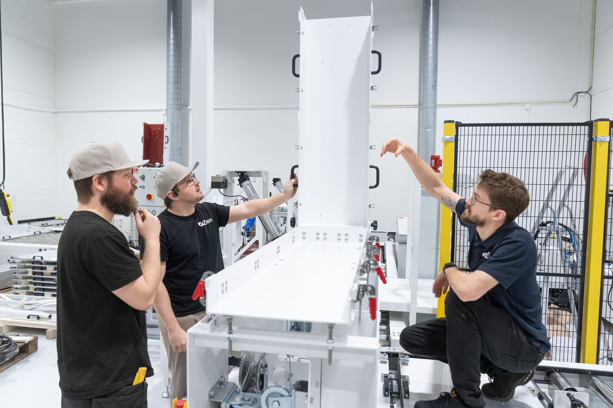 Fra venstre: Georg Poverud, Ole Martin Hem og Mats Tore Lund setter sammen det som skal bli en form for å støpe et resinbelegg rundt batterimodulene.