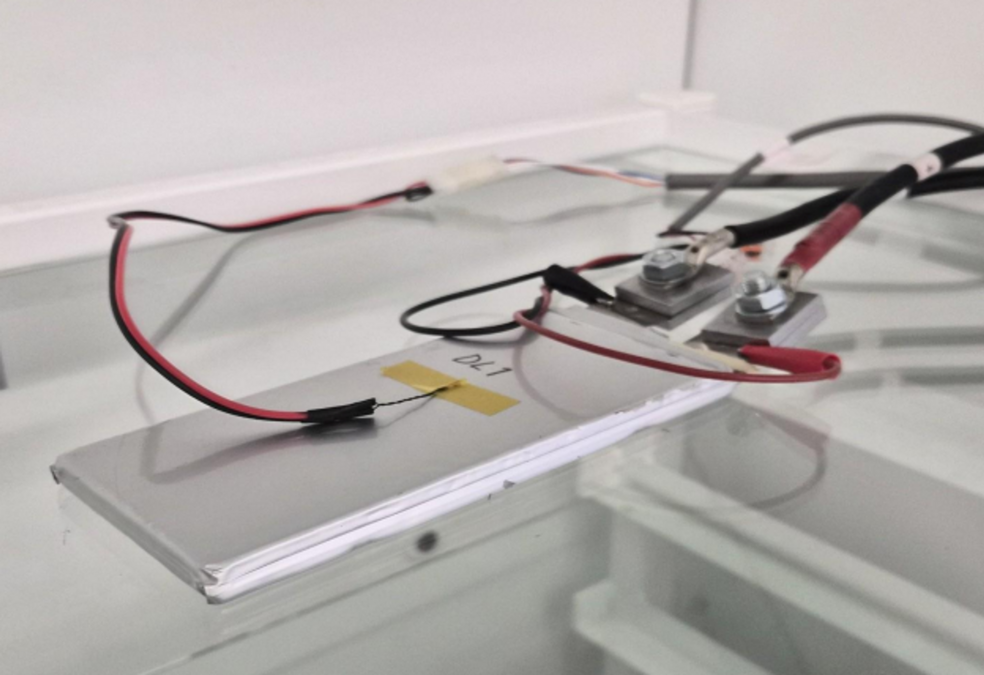 Her testes en av Donut Labs battericeller. 