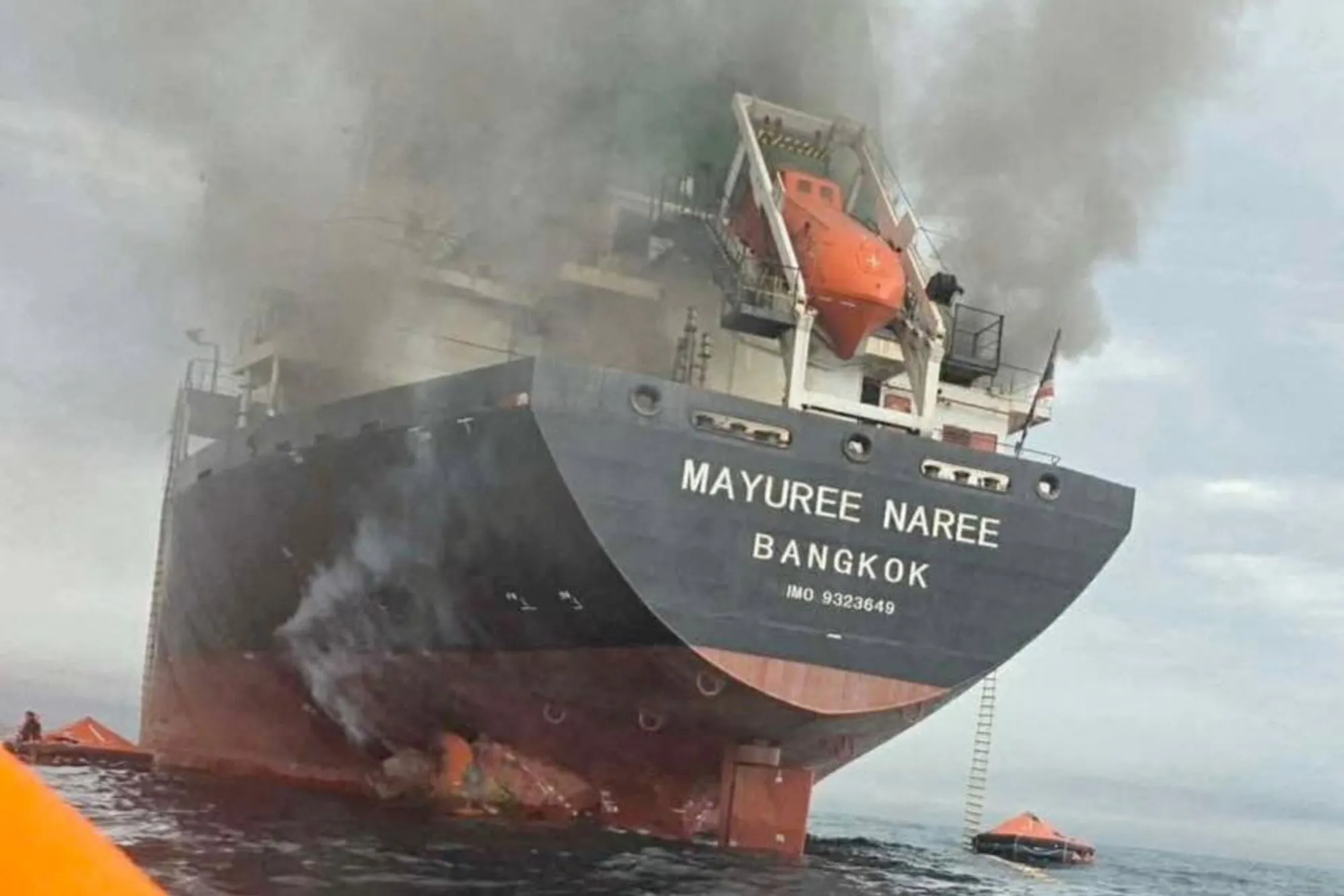 Det Thailand-flaggede lasteskipet Mayuree Naree i flammer i Hormuzstredet, 11. mars.