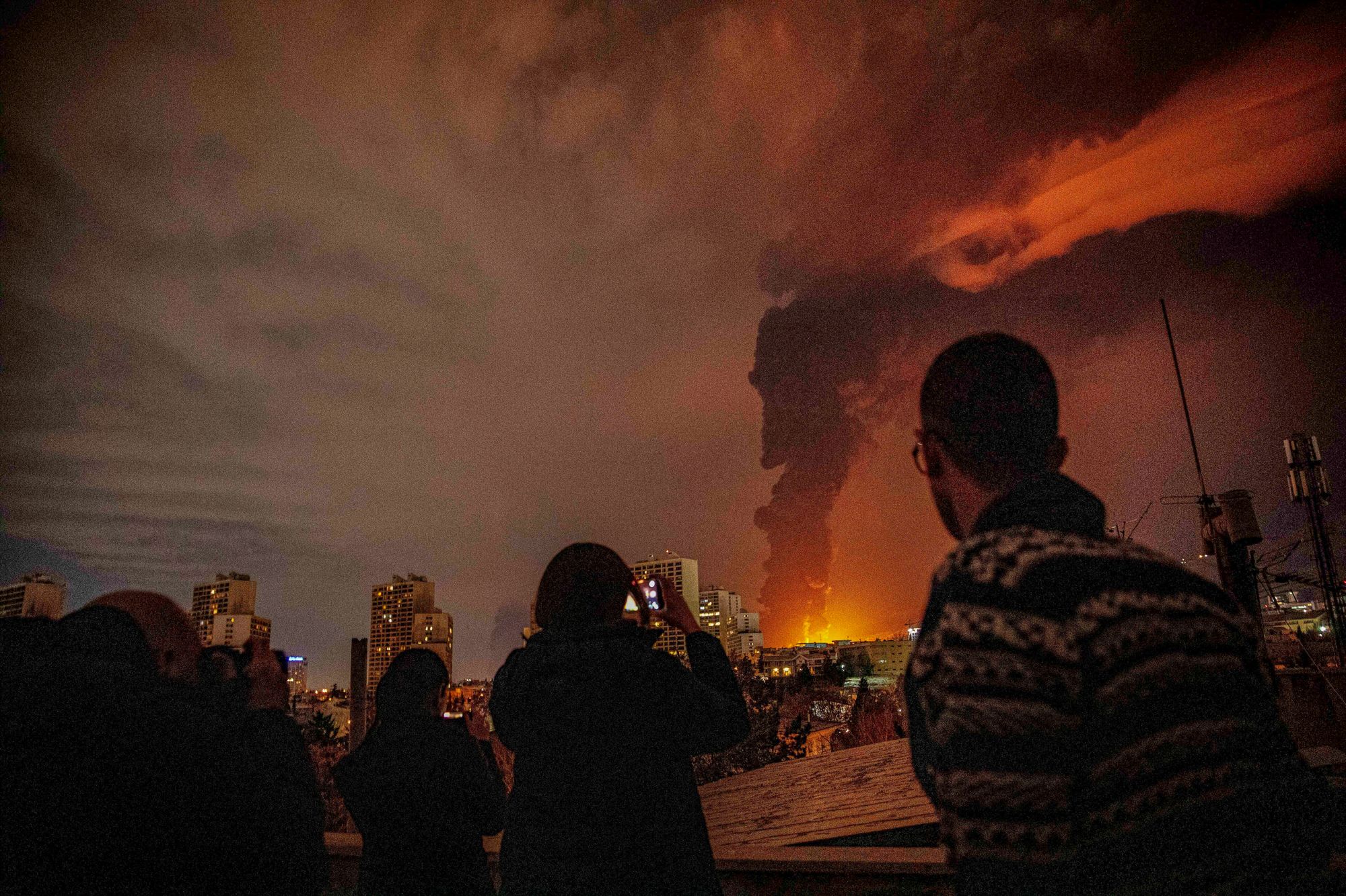 Oljeprisene har vært svært ustabile på grunn av krigføringen i Iran. Her fra et angrep mot et oljelager i Teheran forrige lørdag.