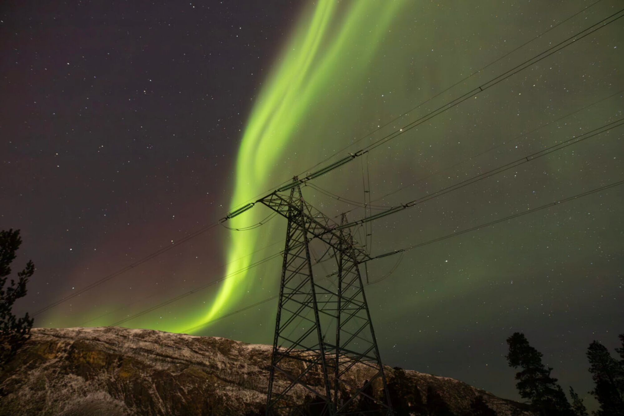 Nordlys over kraftledningen Skillemoen-Skaidi. Men hva skjer under jordskorpa?