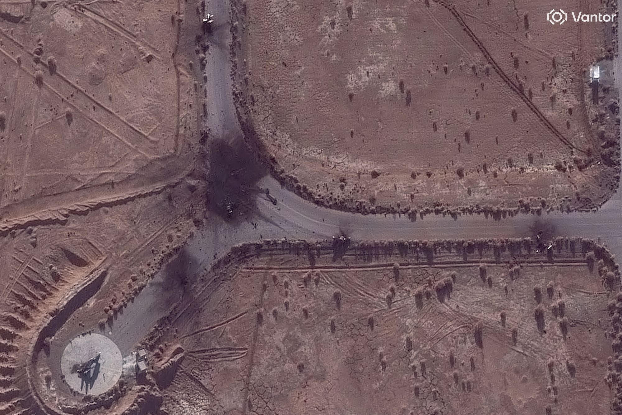 Satellittbildet viser ødelagte F-14- og Chengdu F-7-fly på Irans 8. taktiske flybase i Isfahan etter et israelsk angrep 8. mars 2026.