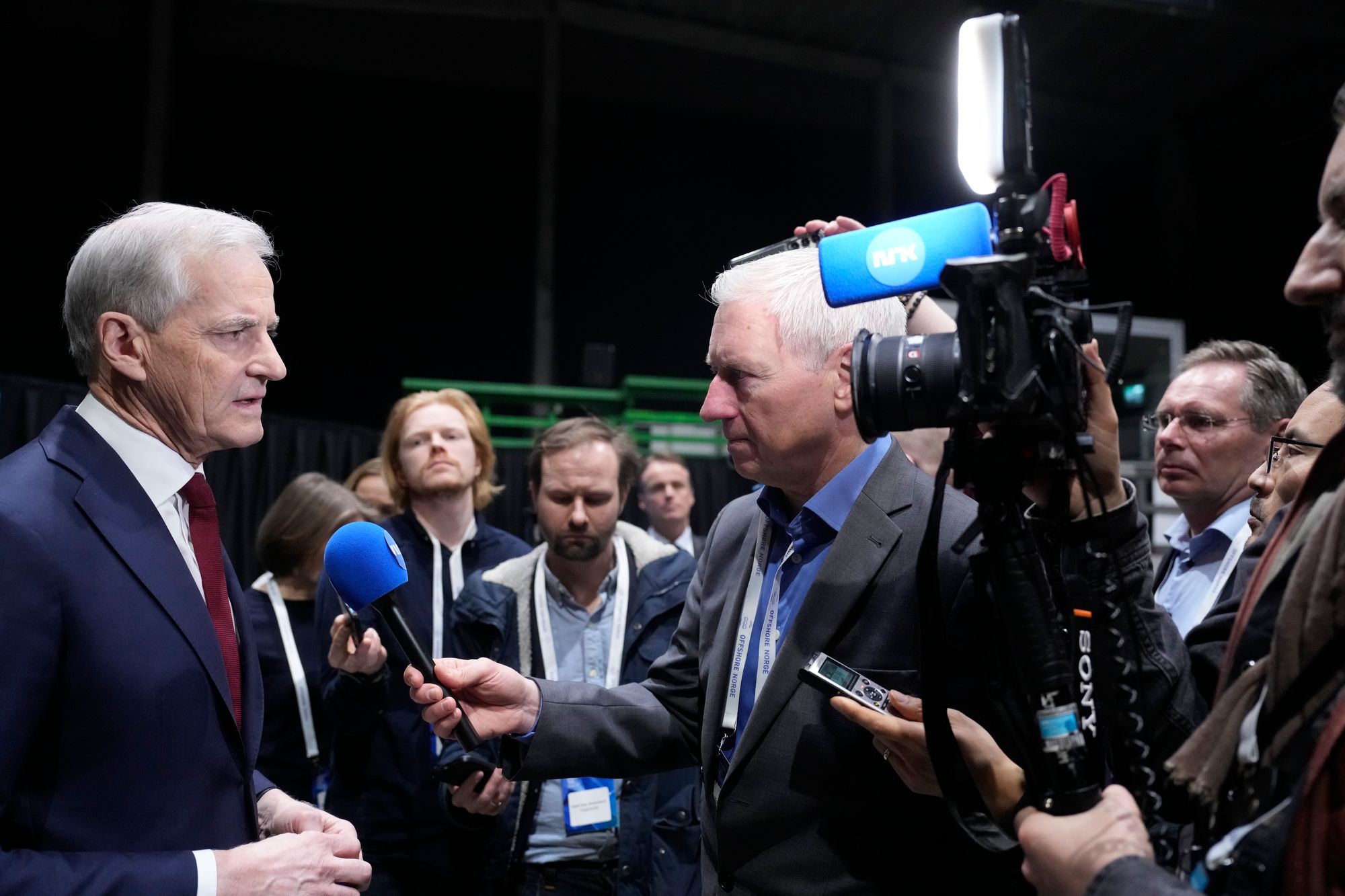 Høyre-leder Ine Eriksen Søreide i samtale med konsernsjef i Equinor, Anders Opedal. Statsminister Jonas Gahr Støre (Ap) i bakgrunnen.