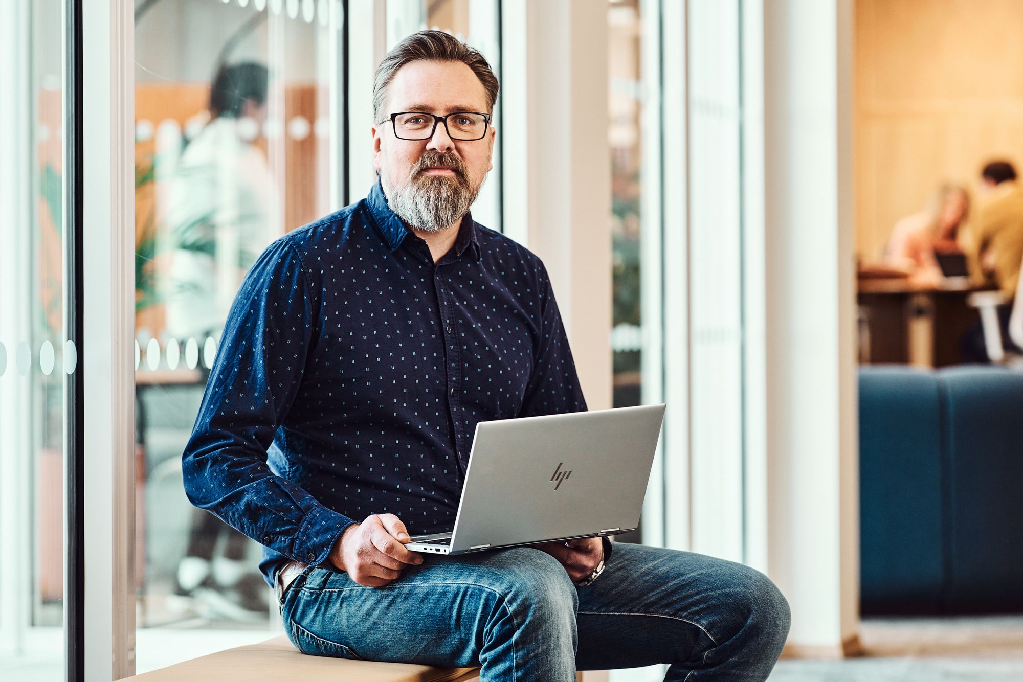 Øivind Kristiansen, svindelekspert i Telia Norge, forteller at selskapet har blokkert hver  tiende samtale fra utlandet, etter at de oppgraderte svindelfilteret sitt med en løsning som avslører om samtalen kommer fra et ugyldig nummer.