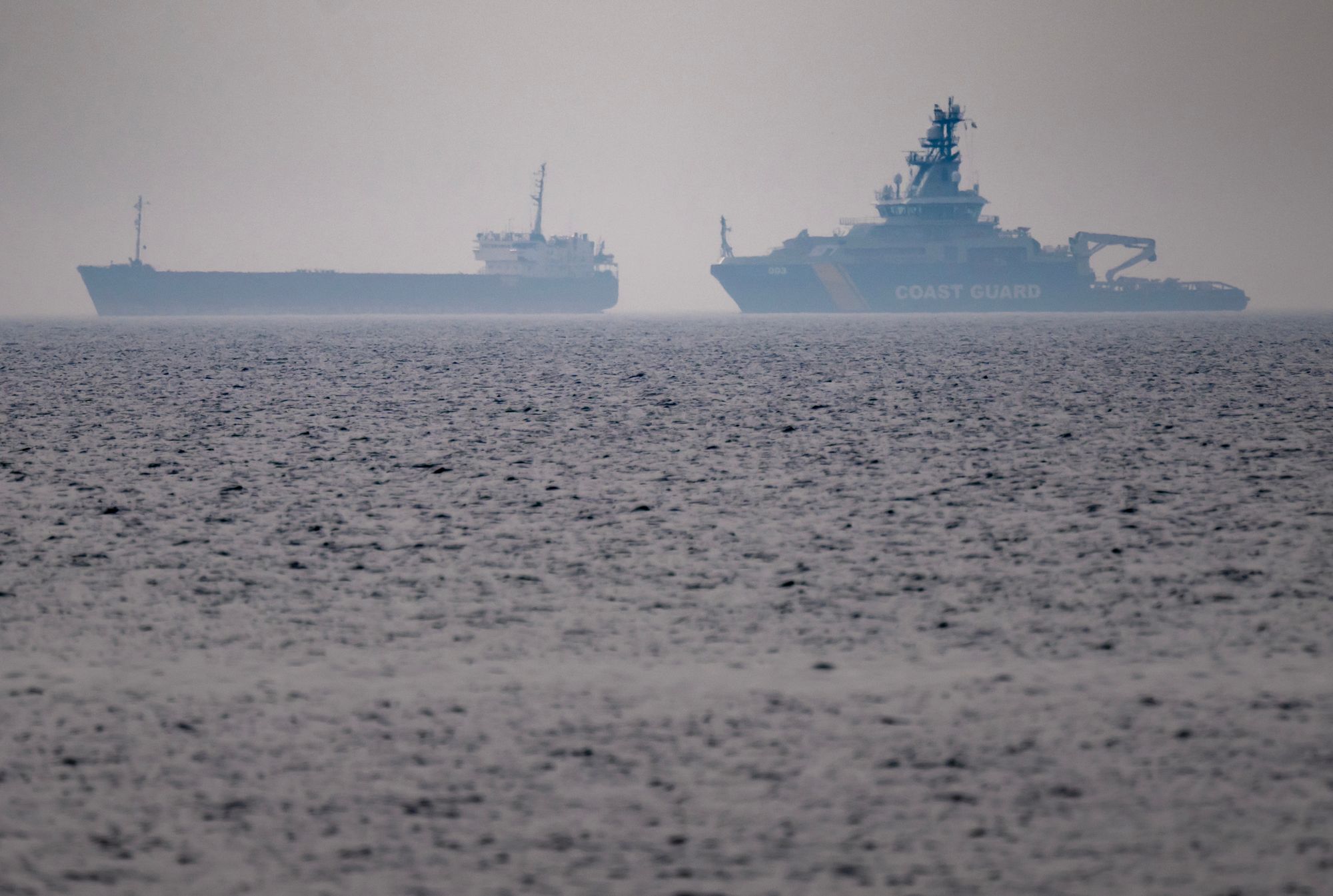 Det svenske kystvaktfartøyet KBV 003 passer på det bordede guineaflaggede lasteskipet Caffa utenfor Trelleborg. Kystvakten og innsatsstyrker fra politiet bordet lasteskipet, og svenske myndigheter har innledet etterforskning på grunn av mistenkt brudd på sjøloven som følge av mangelfull sjødyktighet, og at fartøyet er statsløst.