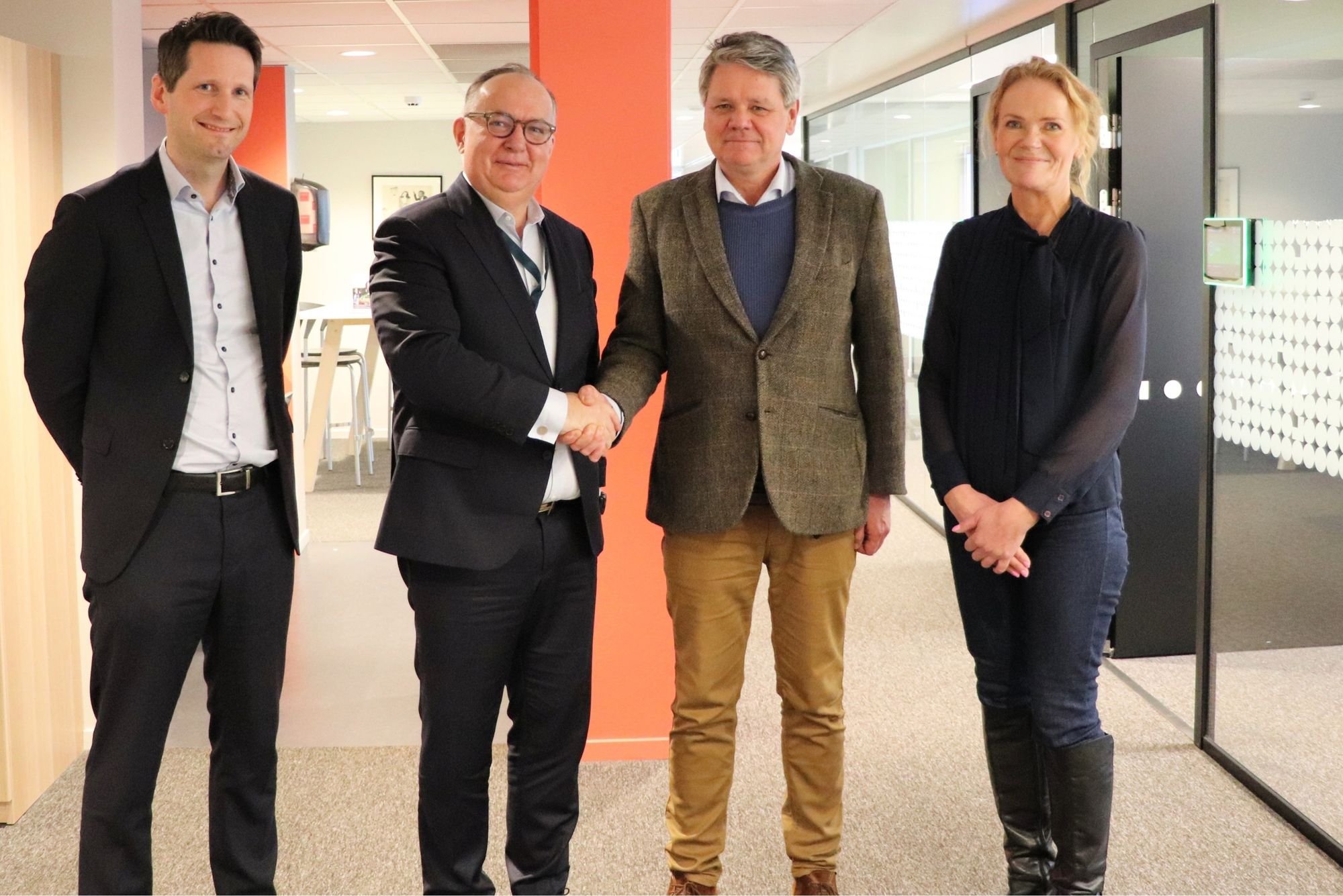 Andreas Dolven og Geir Arne Olsen fra Netcompany sammen med Torstein Harildstad og Maria Therese Sanna fra Digitaliseringsetaten etter signering av ny avtale.