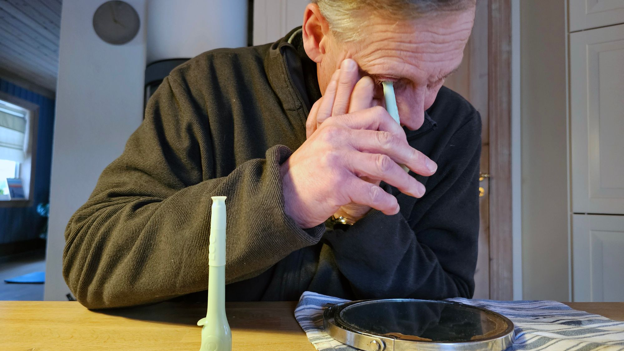 Ødegårds kontaktlinser er større og hardere enn vanlige linser – og mer plundrete å få på.