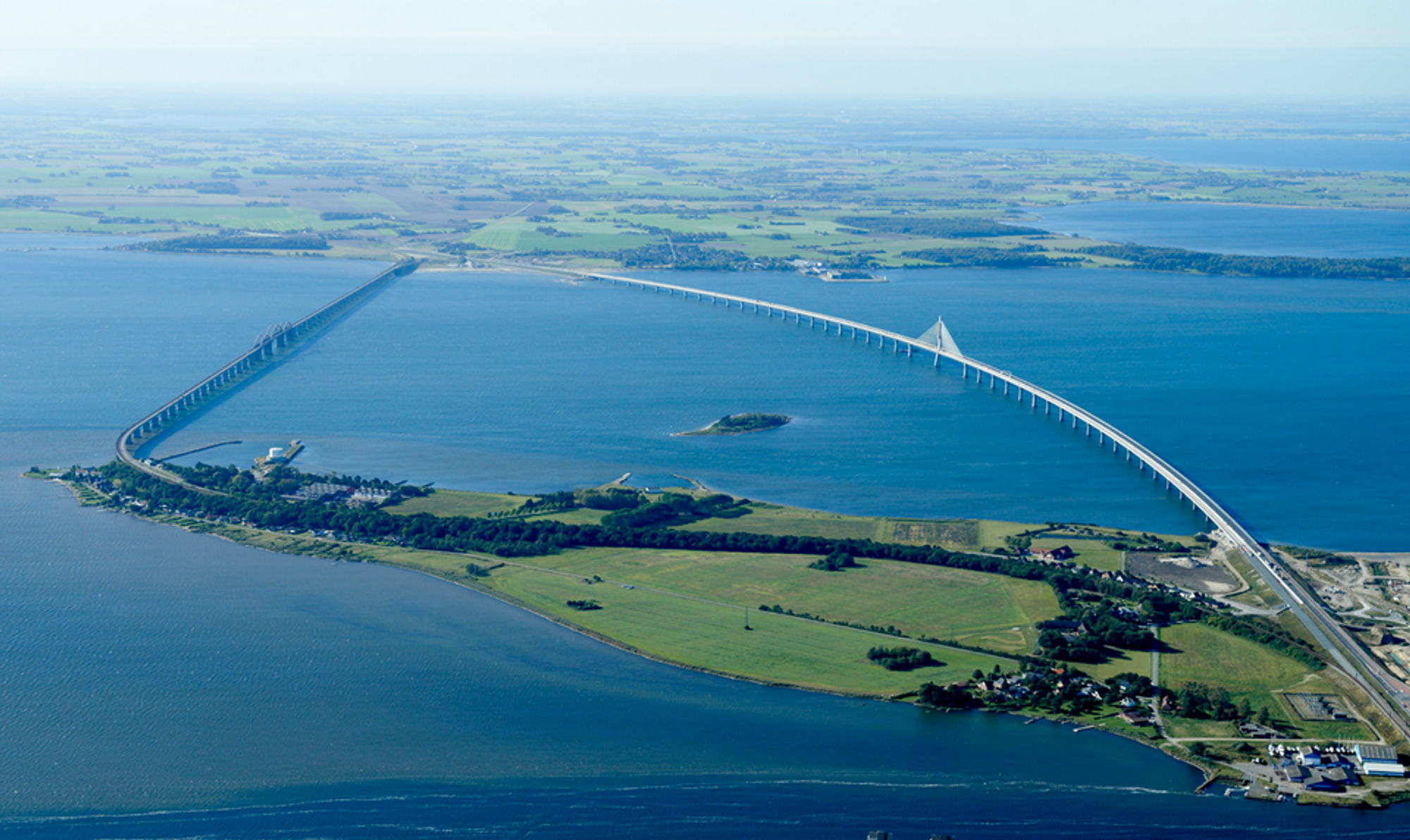 Den nye brua til høyre forbinder forbinder Sjælland og Falster via Masnedø.