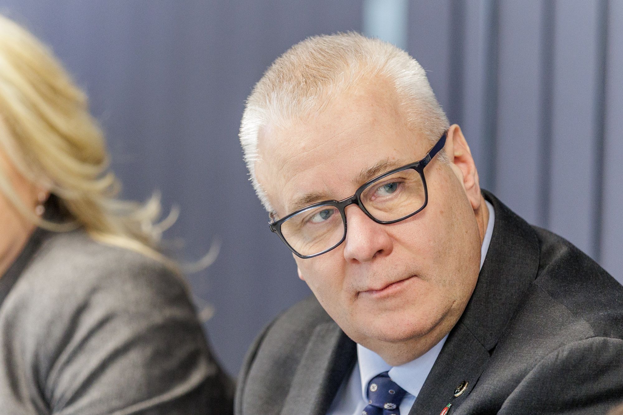 Bård Hoksrud (Frp) krever svar fra samferdselsministeren etter opplysningene om konflikt, forsinkelser og milliarduenighet i Sotrasambandet.