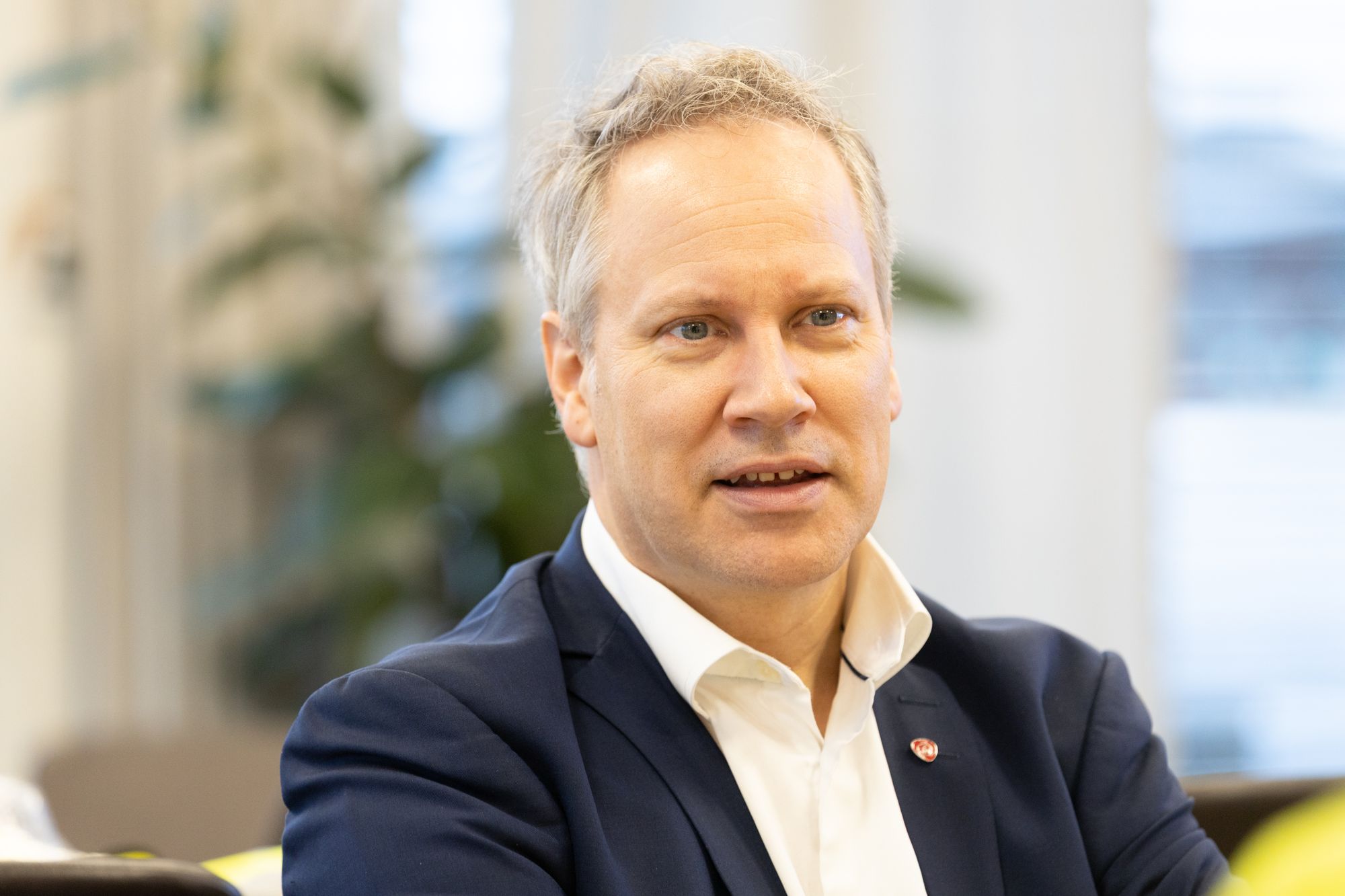 Samferdselsminister Jon-Ivar Nyård (Ap) er fornøyd med punktligheten på jernbanen i mai.