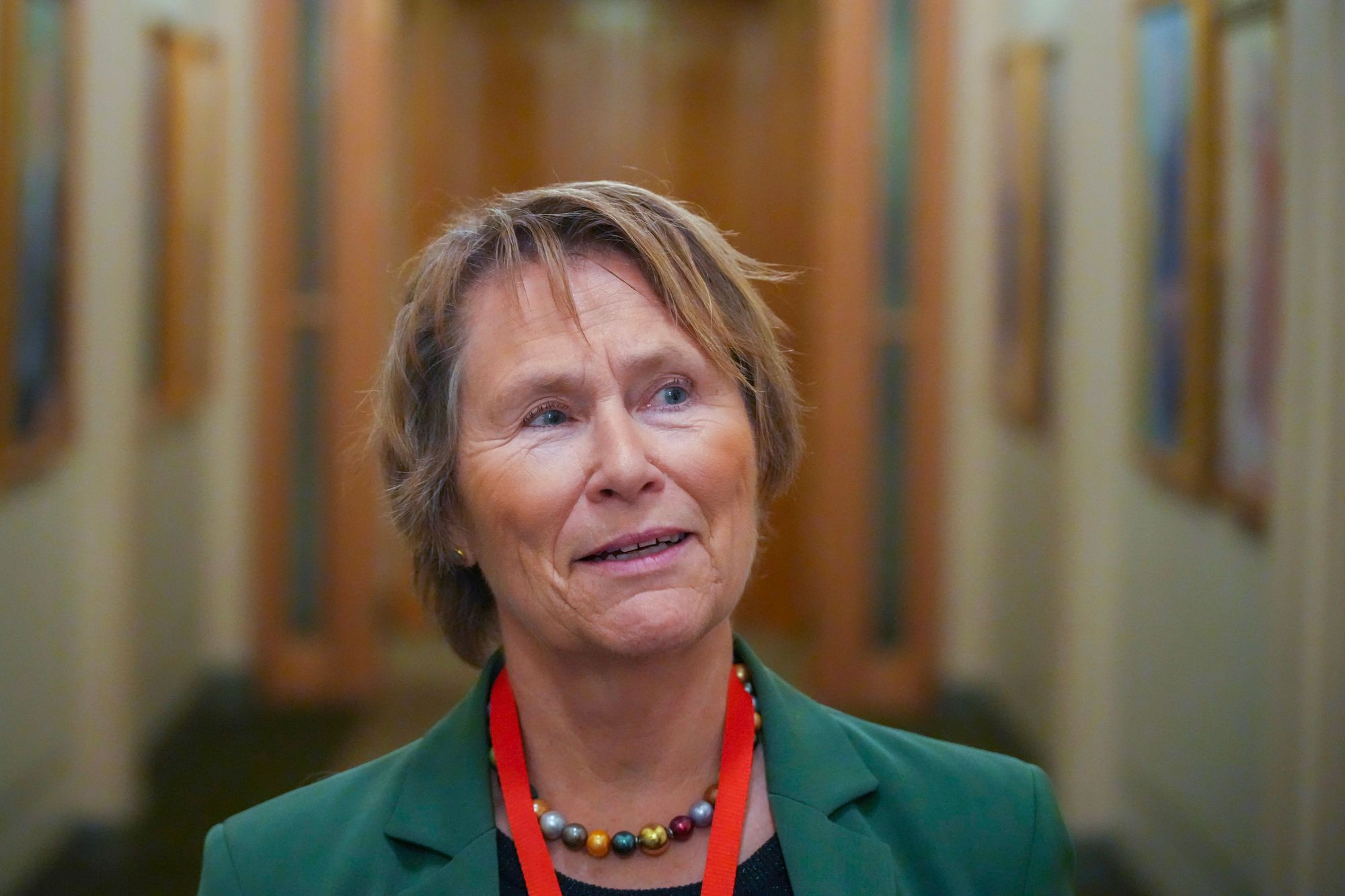 EOS-utvalgets leder Grete Faremo overleverer en særsilt melding til Stortinget.