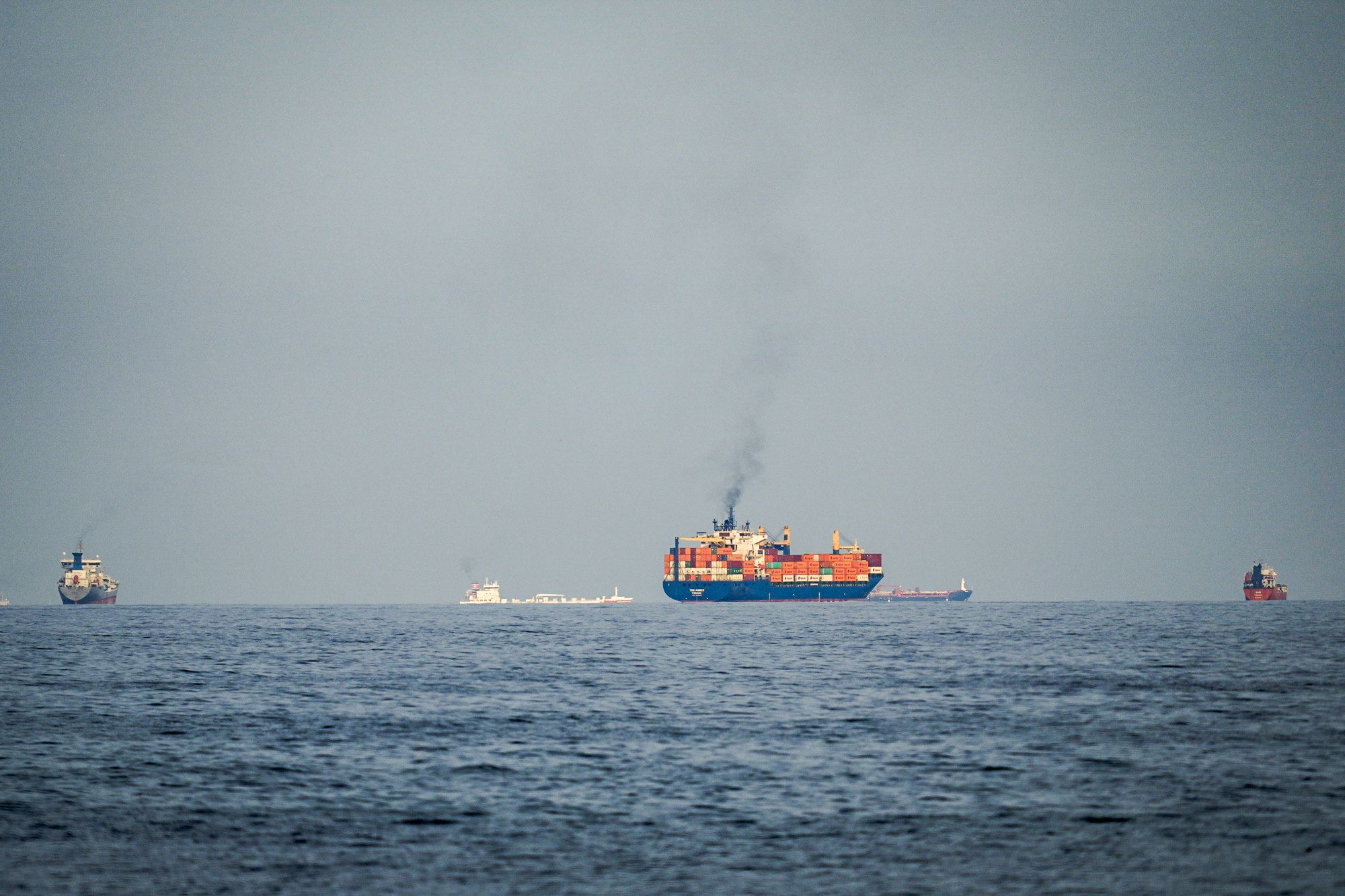 Konteinerskip og oljetankskip i Hormuzstredet i forrige uke.