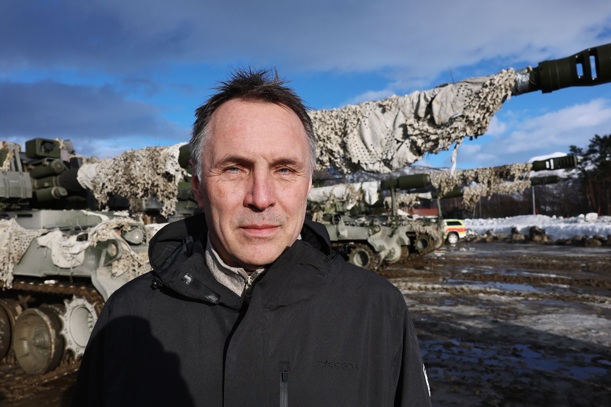 Forsvarsminister Tore O. Sandvik (Ap) under vinterøvelsen Cold Response 2026.